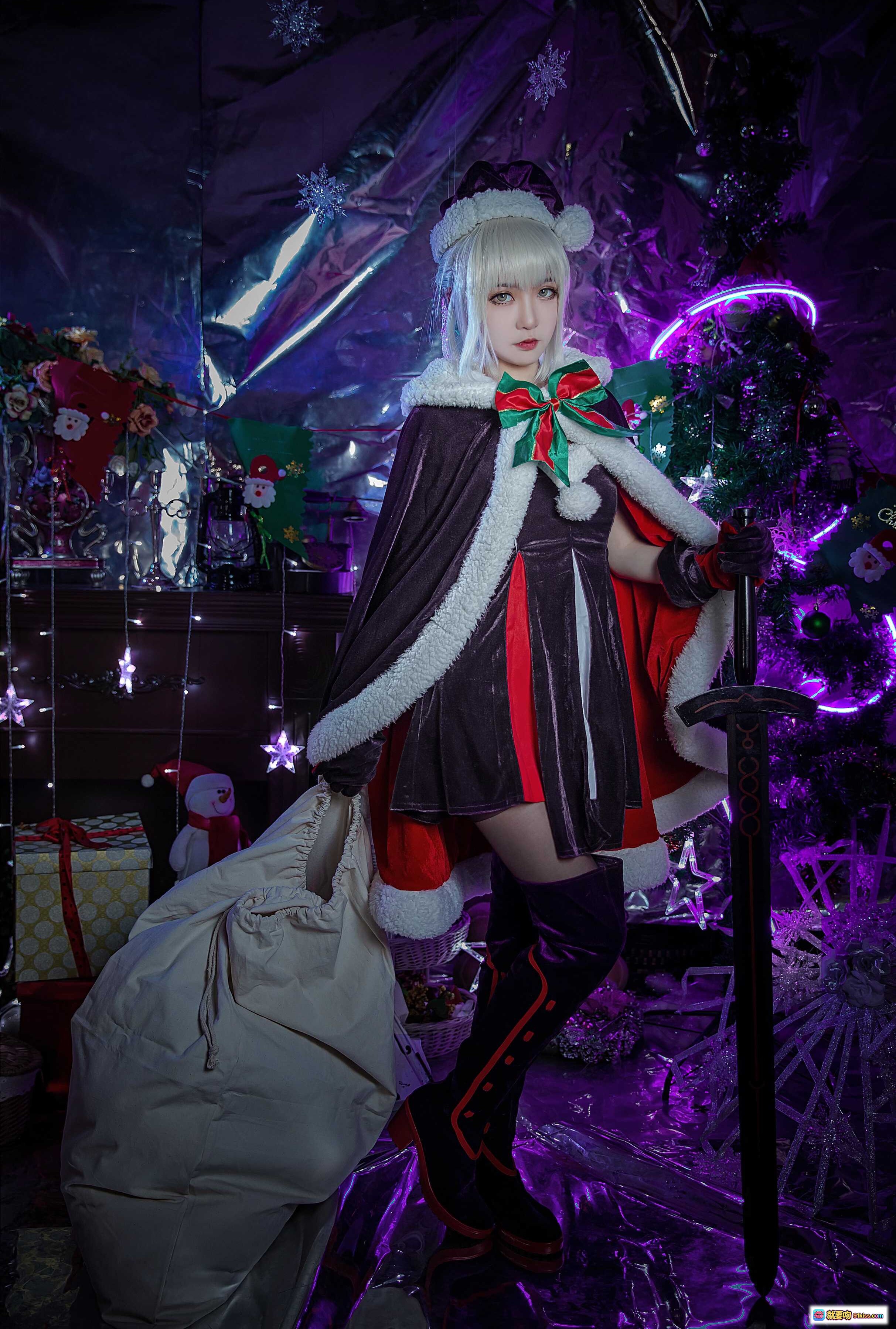 图片[3] - 阿尔托莉雅圣诞Alter Cosplay美图｜紫色梦幻灯光+圣诞装饰+华丽服饰+精致妆容+节日氛围感 - 就要吻