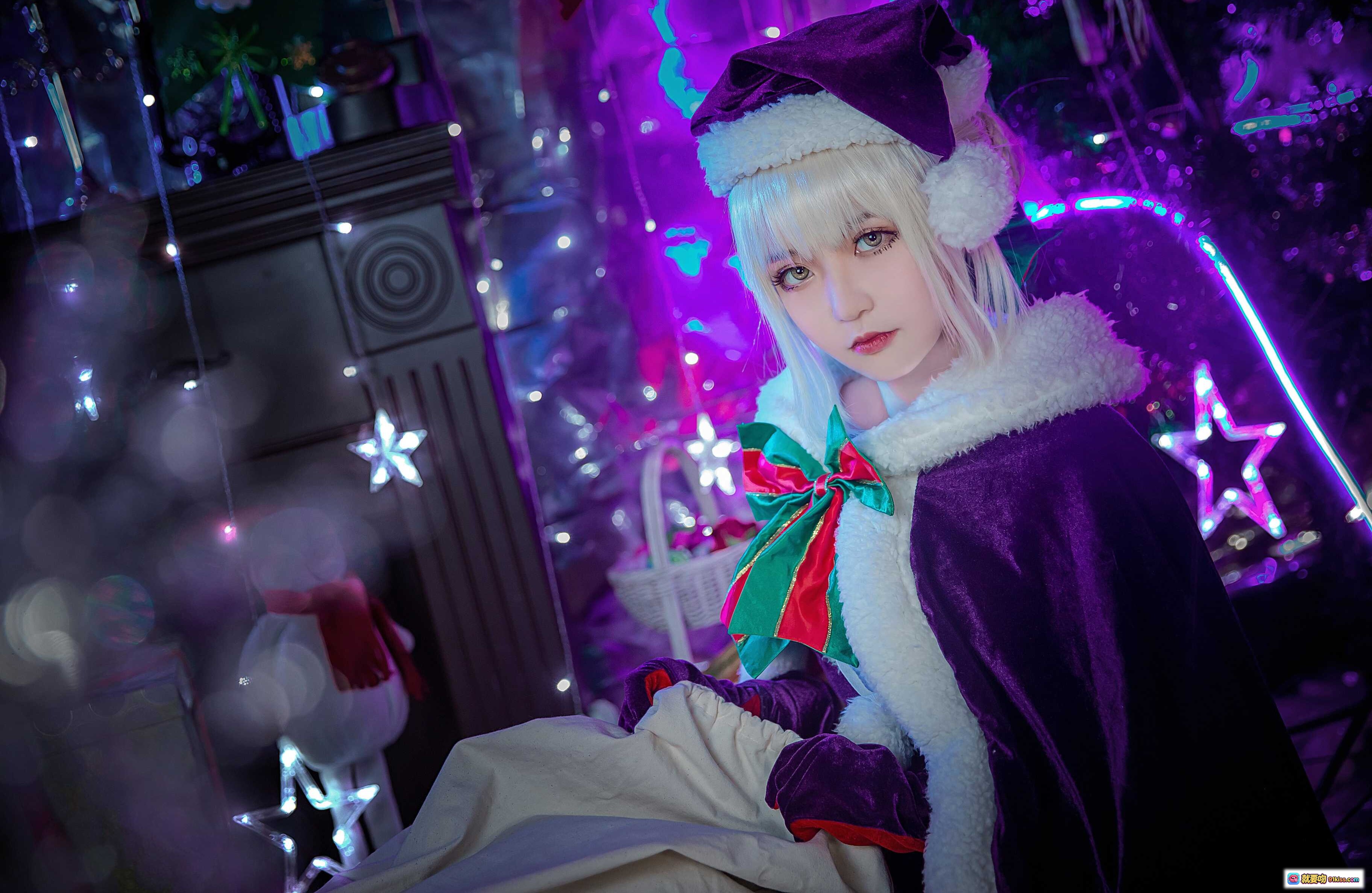 图片[7] - 阿尔托莉雅圣诞Alter Cosplay美图｜紫色梦幻灯光+圣诞装饰+华丽服饰+精致妆容+节日氛围感 - 就要吻