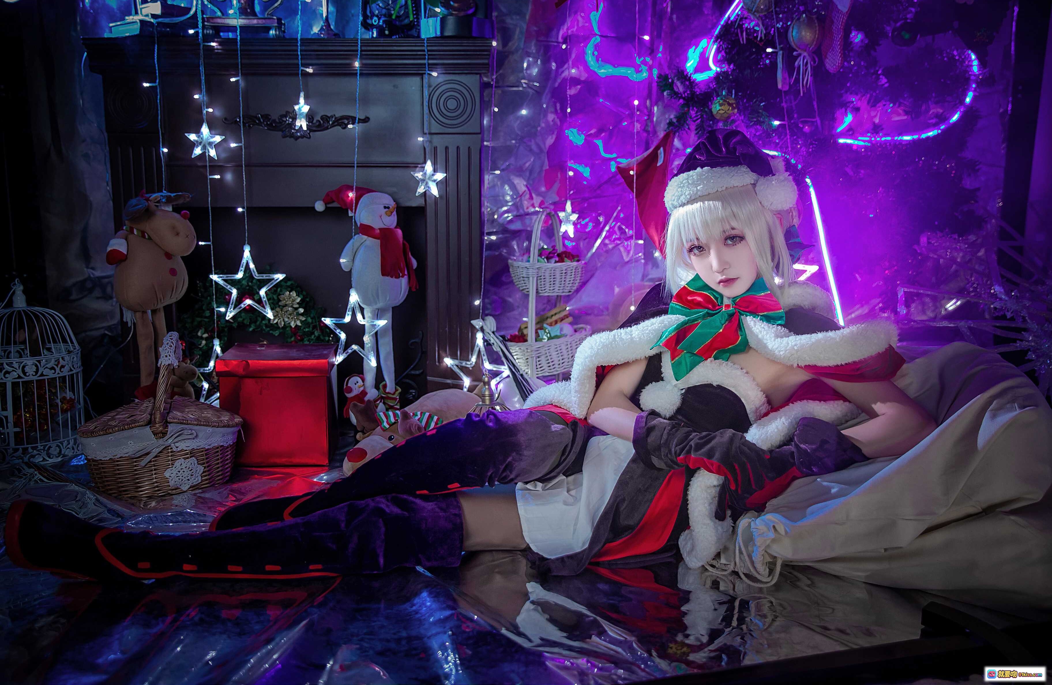 阿尔托莉雅圣诞Alter Cosplay美图｜紫色梦幻灯光+圣诞装饰+华丽服饰+精致妆容+节日氛围感 - 就要吻