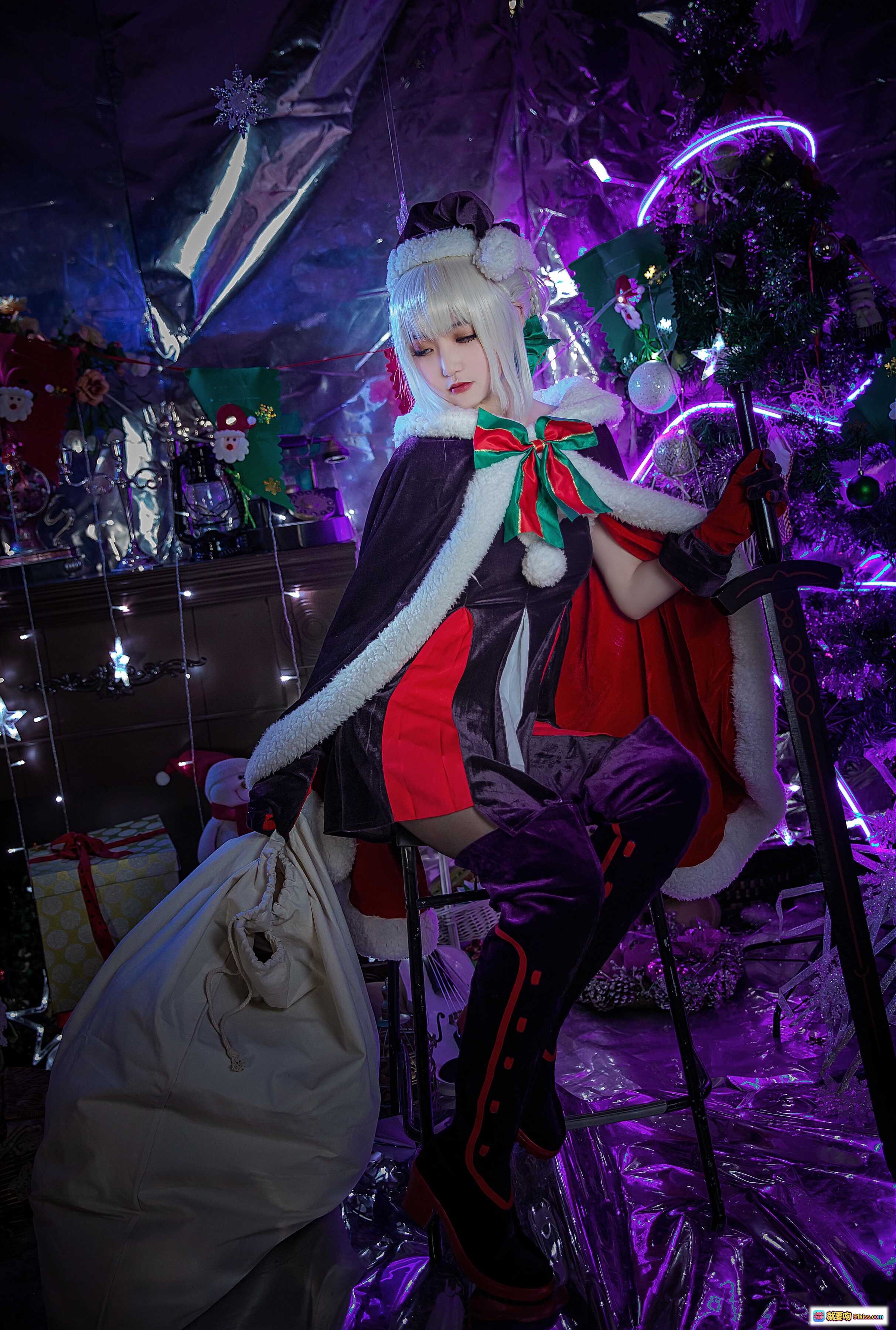 图片[6] - 阿尔托莉雅圣诞Alter Cosplay美图｜紫色梦幻灯光+圣诞装饰+华丽服饰+精致妆容+节日氛围感 - 就要吻