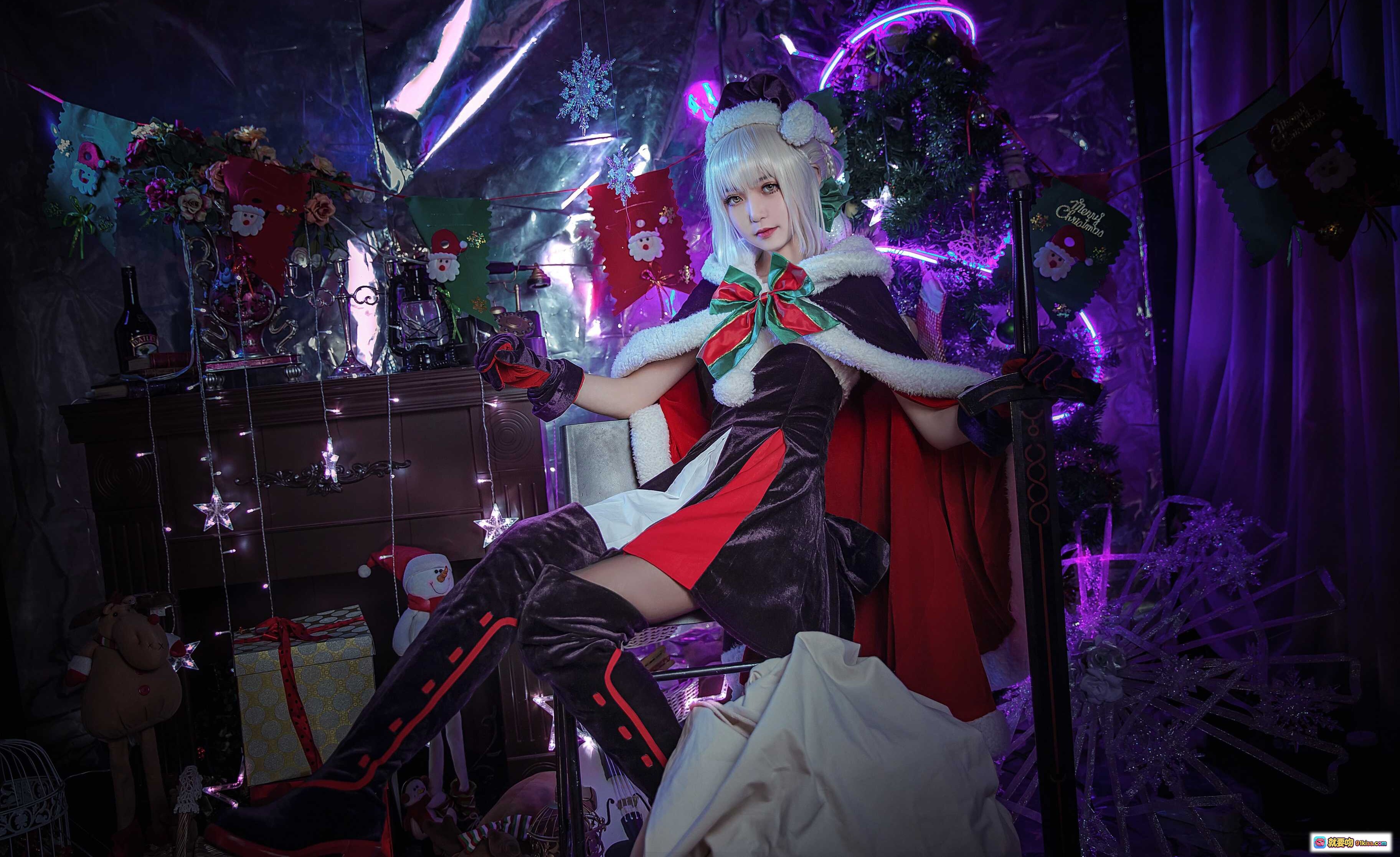 图片[8] - 阿尔托莉雅圣诞Alter Cosplay美图｜紫色梦幻灯光+圣诞装饰+华丽服饰+精致妆容+节日氛围感 - 就要吻
