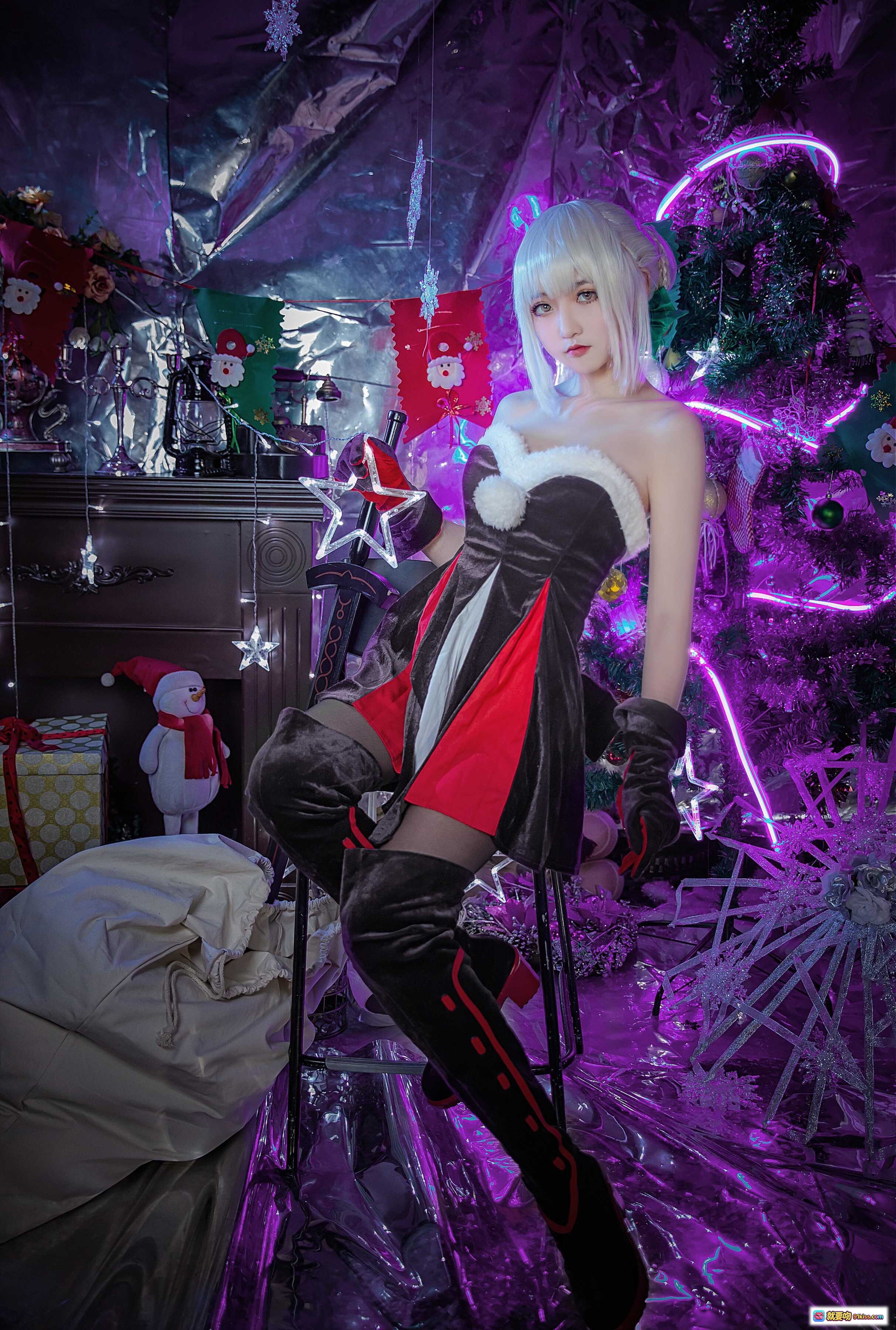 图片[10] - 阿尔托莉雅圣诞Alter Cosplay美图｜紫色梦幻灯光+圣诞装饰+华丽服饰+精致妆容+节日氛围感 - 就要吻