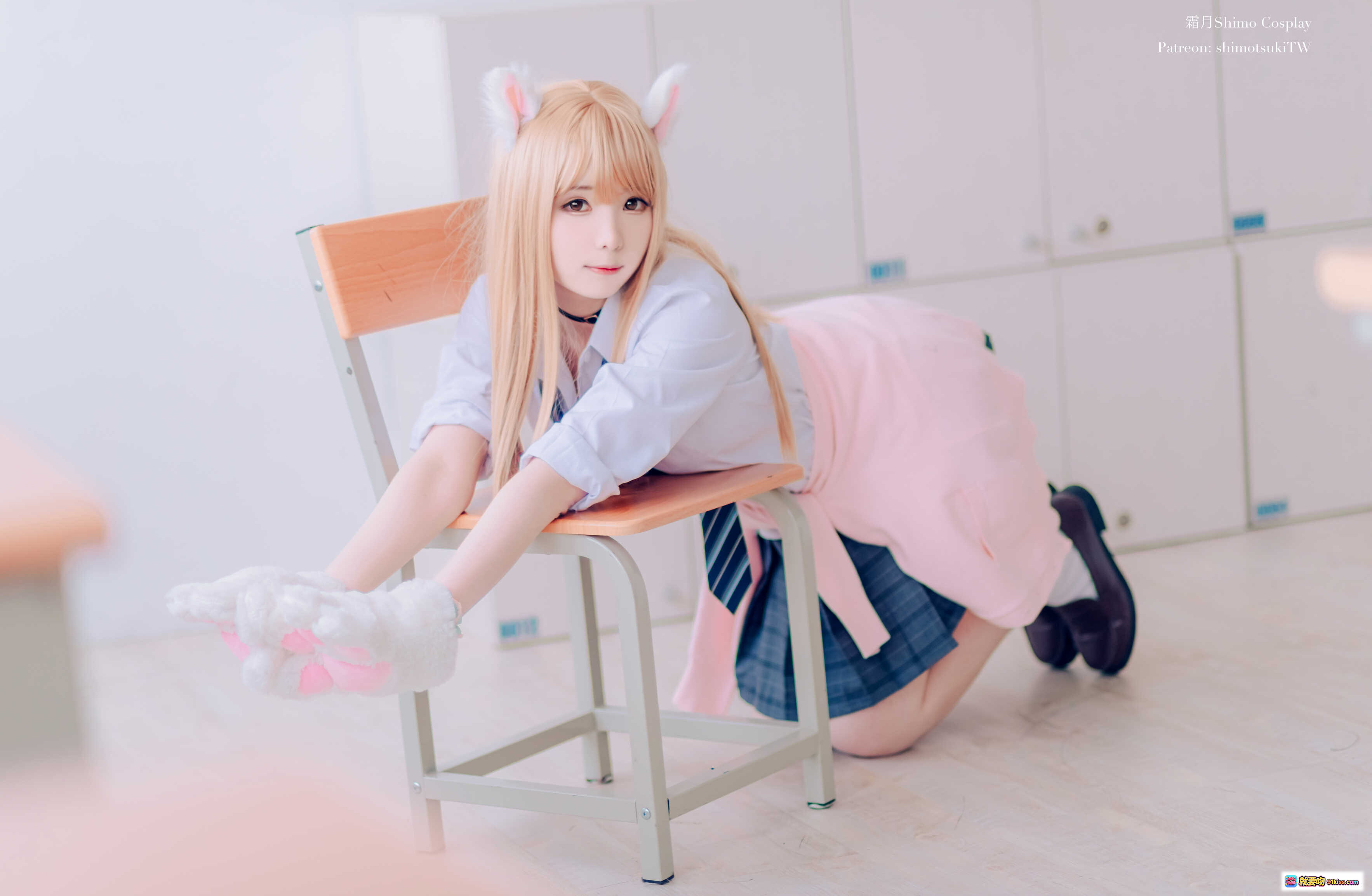 图片[5] - 霜月shimo NO.048 金发少女制服写真 教室场景 白衬衫粉裙美腿 8P高清图集 - 就要吻