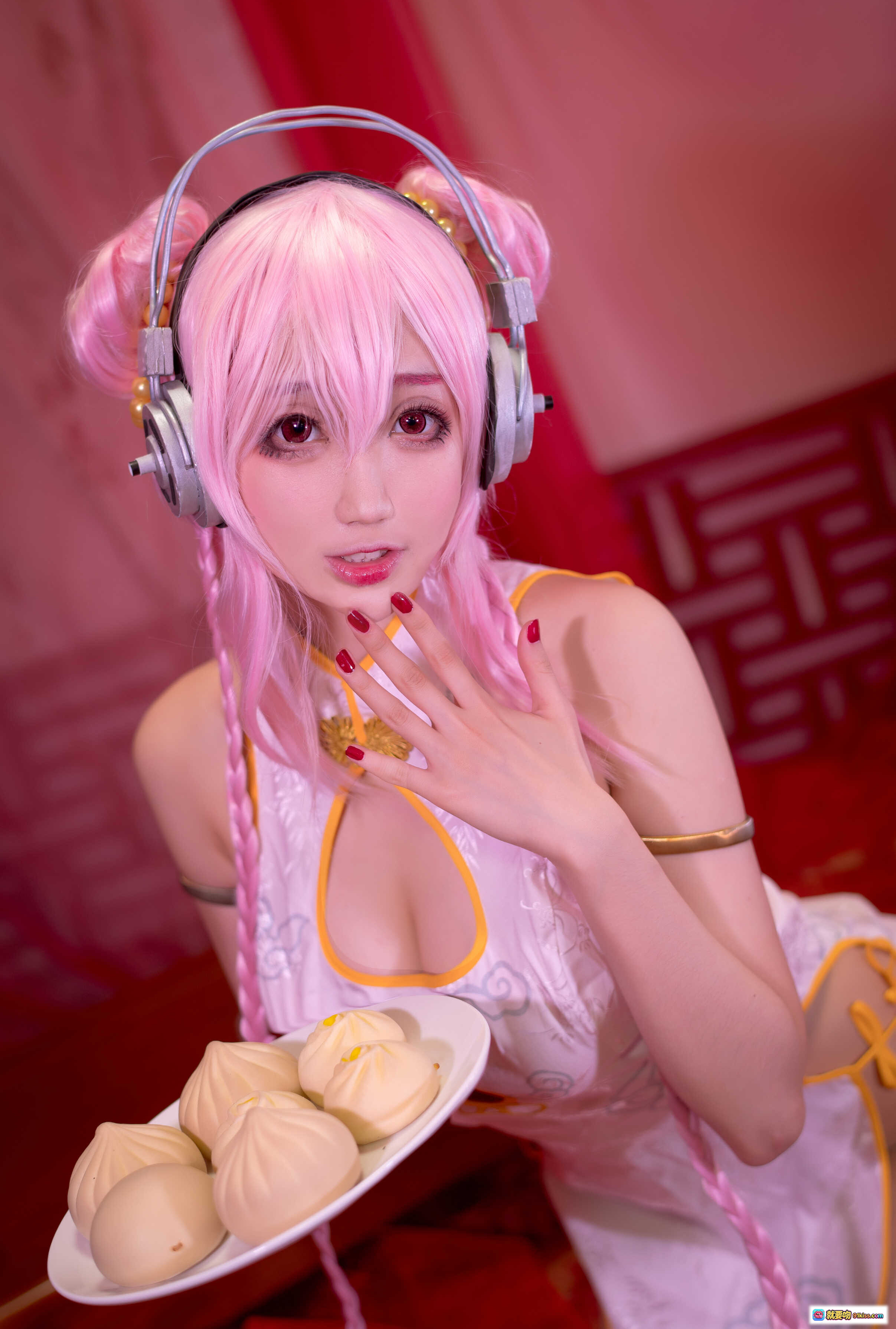 图片[9] - 周叽可爱兔兔NO.030旗袍索尼子Cosplay写真 甜美粉发少女古风旗袍手持点心 传统木椅花瓶古筝背景 精美14P高清图集 - 就要吻