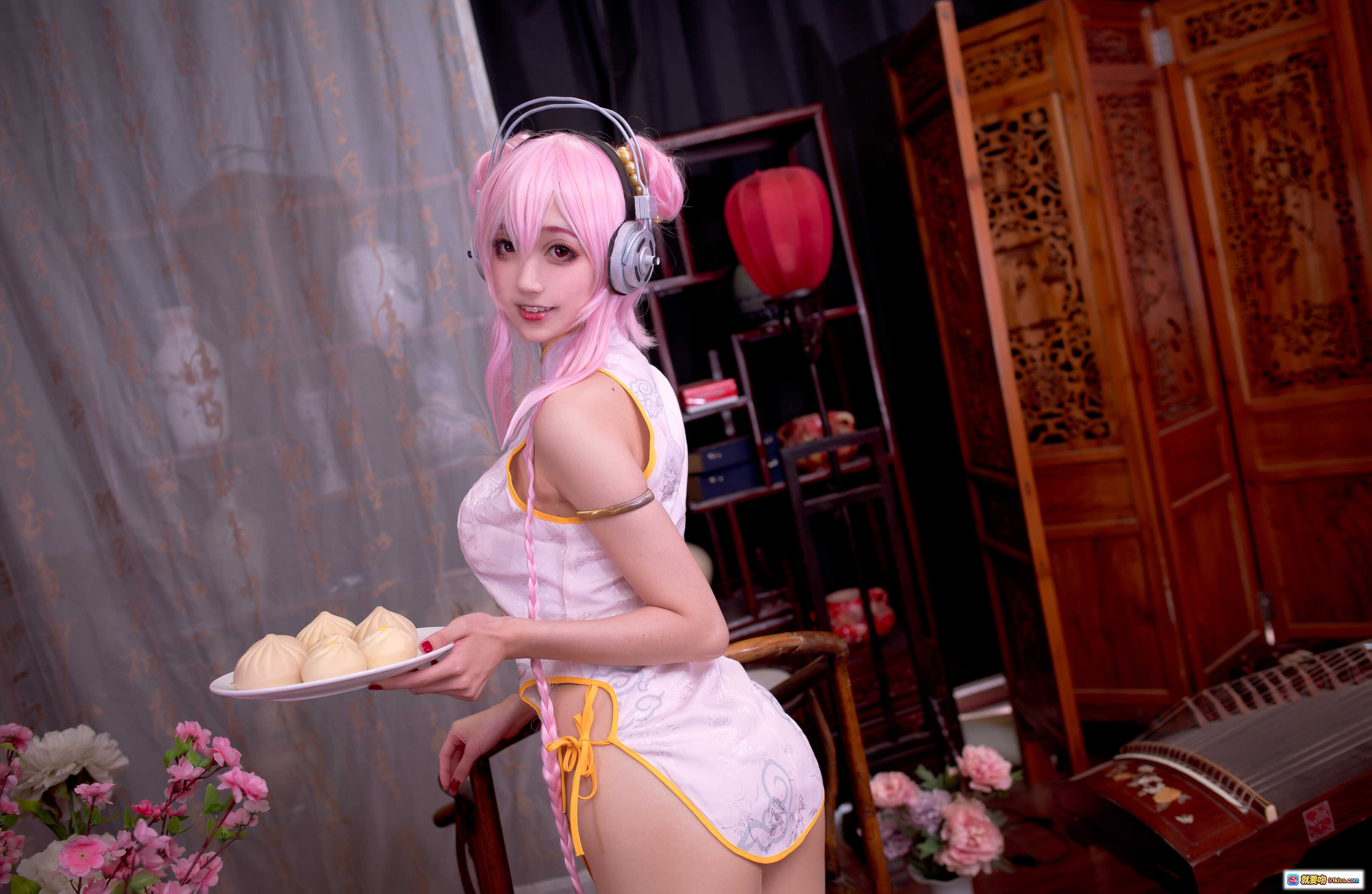 图片[4] - 周叽可爱兔兔NO.030旗袍索尼子Cosplay写真 甜美粉发少女古风旗袍手持点心 传统木椅花瓶古筝背景 精美14P高清图集 - 就要吻