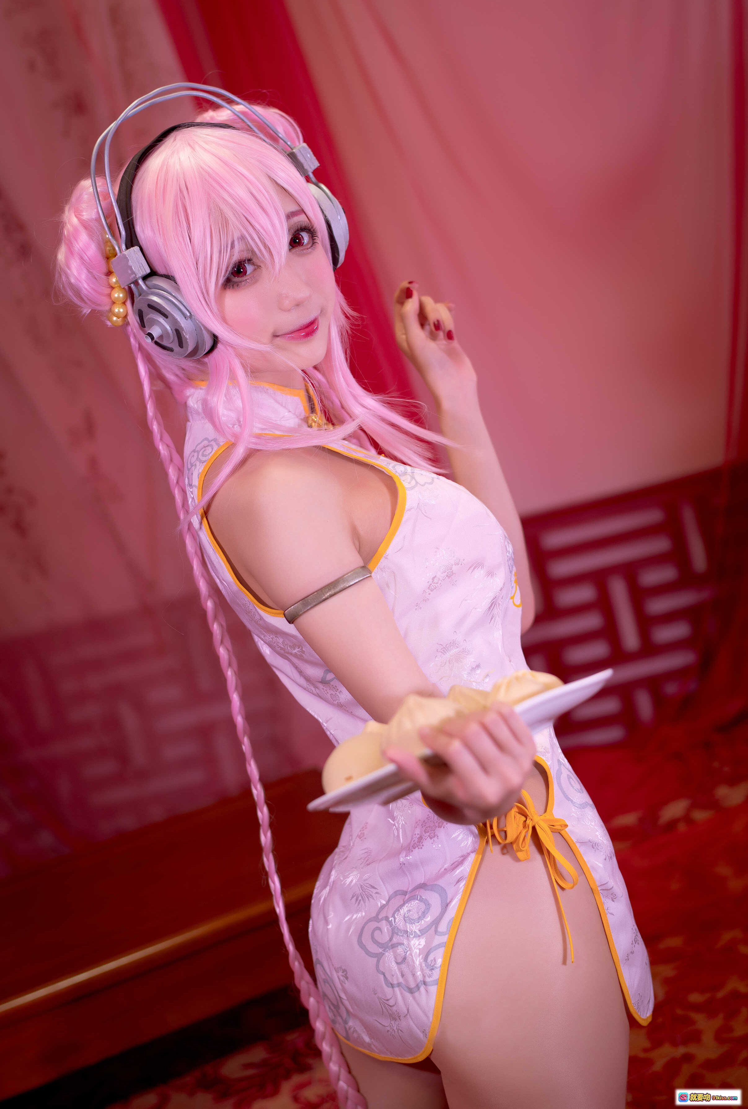 图片[8] - 周叽可爱兔兔NO.030旗袍索尼子Cosplay写真 甜美粉发少女古风旗袍手持点心 传统木椅花瓶古筝背景 精美14P高清图集 - 就要吻