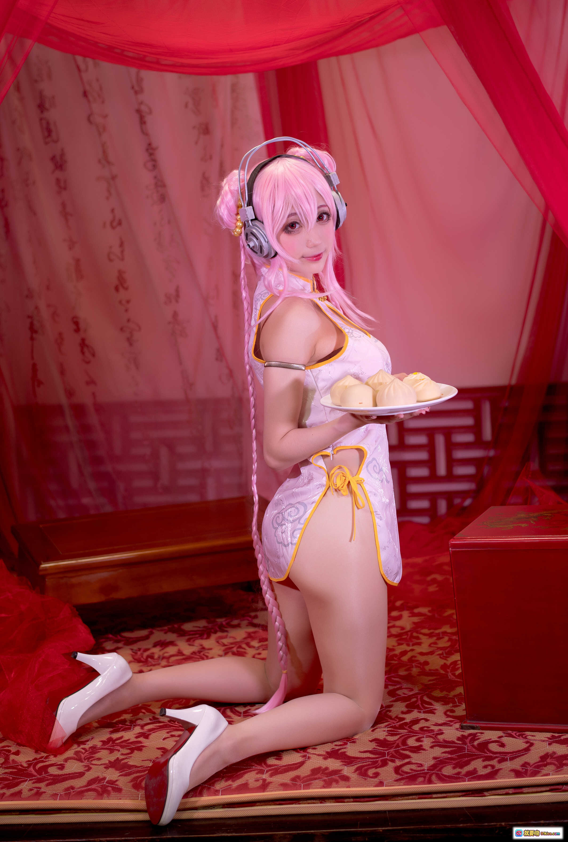 图片[7] - 周叽可爱兔兔NO.030旗袍索尼子Cosplay写真 甜美粉发少女古风旗袍手持点心 传统木椅花瓶古筝背景 精美14P高清图集 - 就要吻