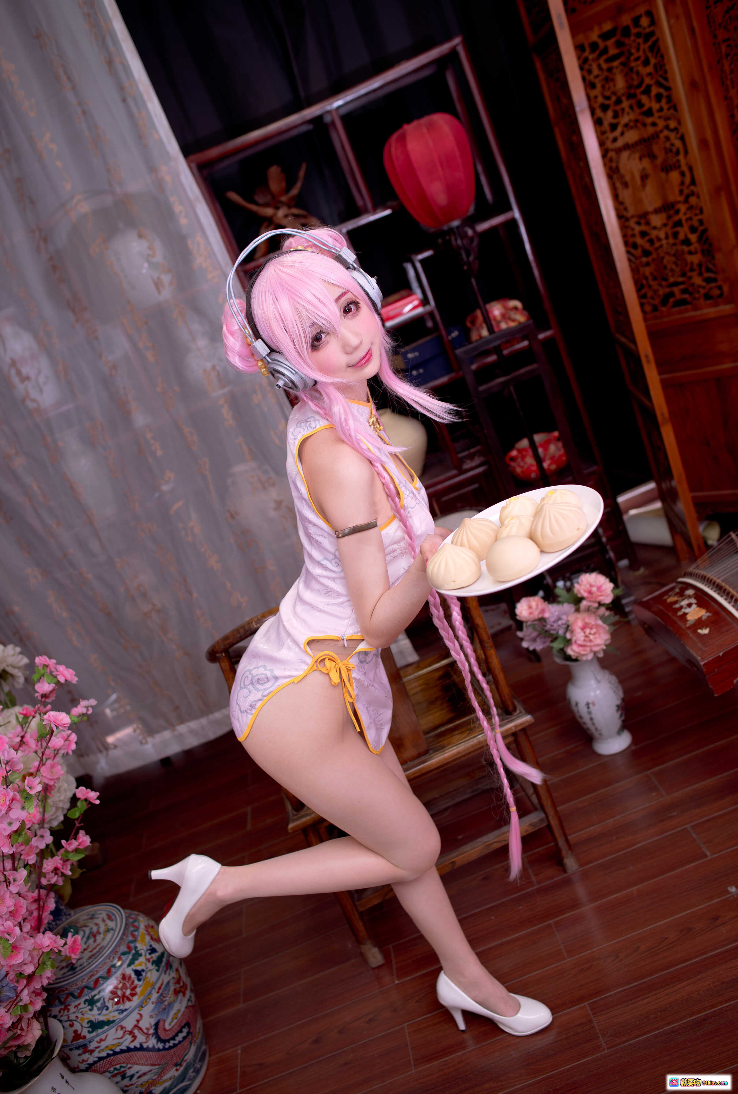 图片[2] - 周叽可爱兔兔NO.030旗袍索尼子Cosplay写真 甜美粉发少女古风旗袍手持点心 传统木椅花瓶古筝背景 精美14P高清图集 - 就要吻