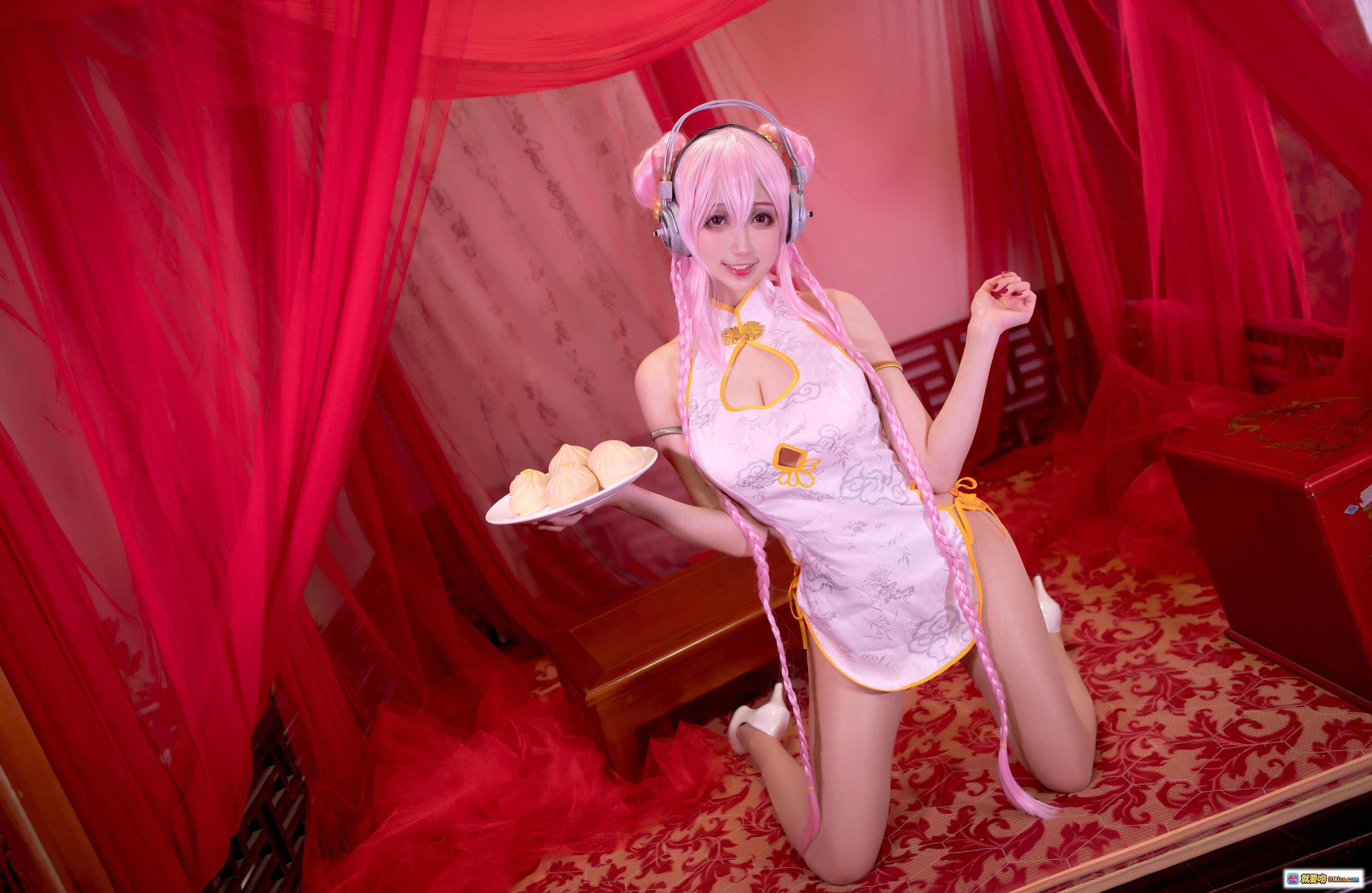 图片[6] - 周叽可爱兔兔NO.030旗袍索尼子Cosplay写真 甜美粉发少女古风旗袍手持点心 传统木椅花瓶古筝背景 精美14P高清图集 - 就要吻
