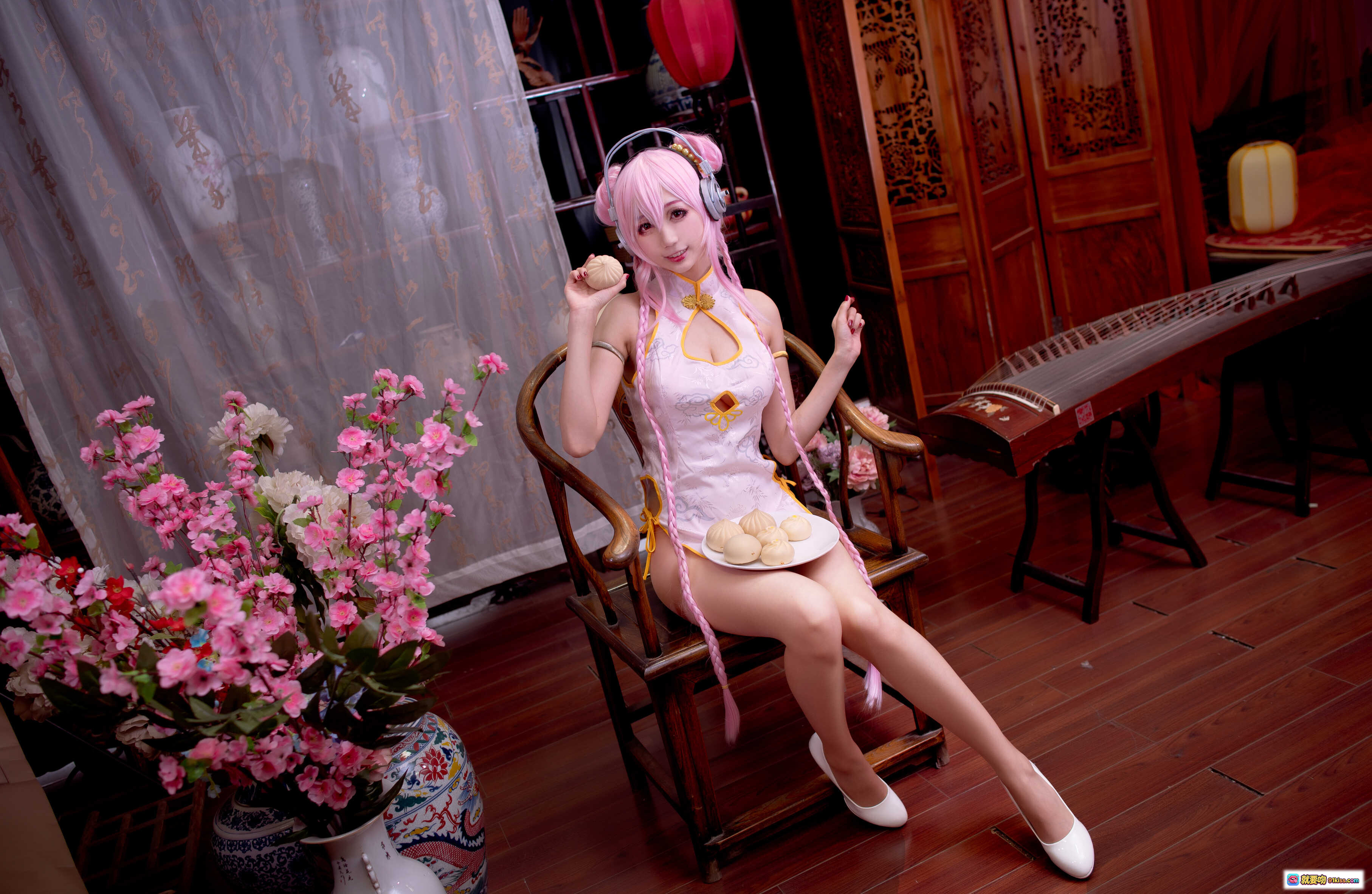 周叽可爱兔兔NO.030旗袍索尼子Cosplay写真 甜美粉发少女古风旗袍手持点心 传统木椅花瓶古筝背景 精美14P高清图集 - 就要吻