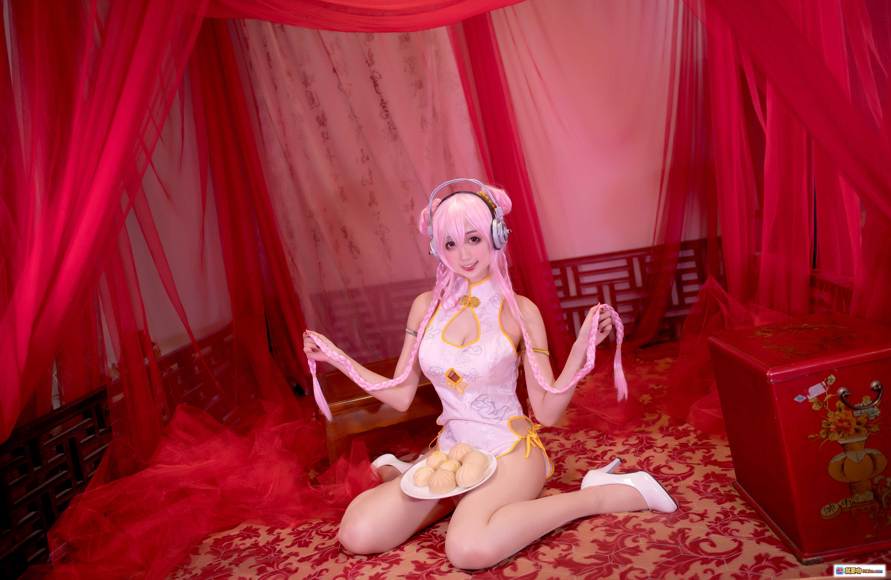 图片[3] - 周叽可爱兔兔NO.030旗袍索尼子Cosplay写真 甜美粉发少女古风旗袍手持点心 传统木椅花瓶古筝背景 精美14P高清图集 - 就要吻