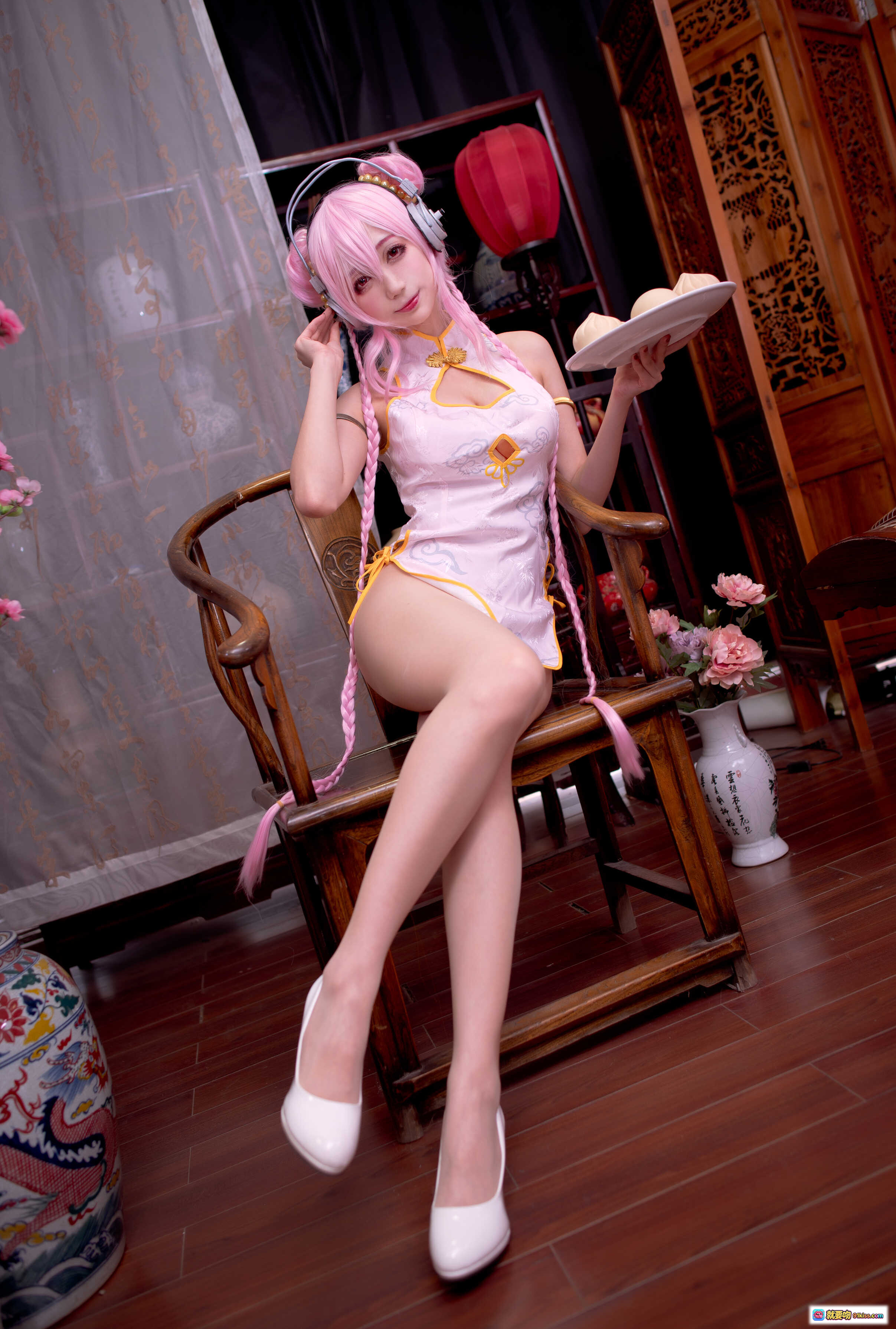 图片[10] - 周叽可爱兔兔NO.030旗袍索尼子Cosplay写真 甜美粉发少女古风旗袍手持点心 传统木椅花瓶古筝背景 精美14P高清图集 - 就要吻