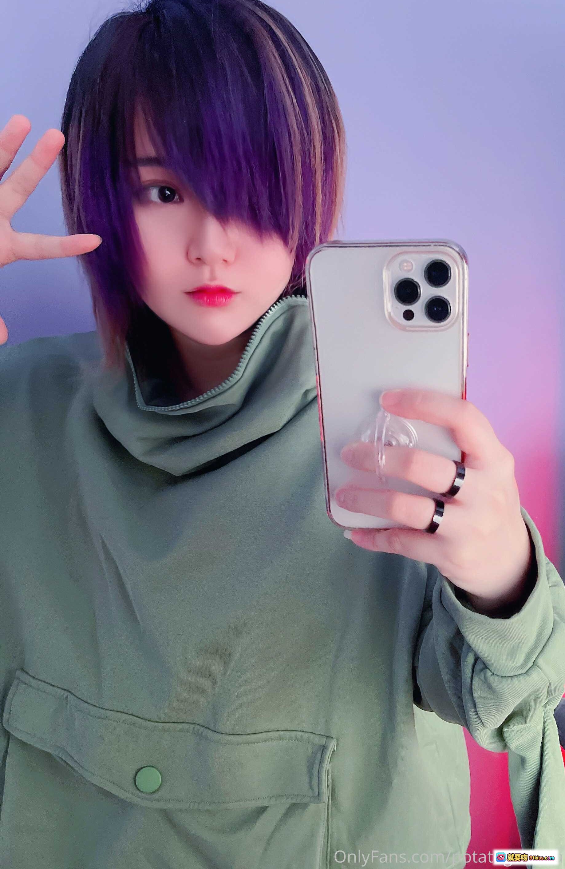 图片[8] - Potato Godzilla NO.035 OnlyFans写真 | 短发少女电竞椅自拍 | 彩虹霓虹灯房间 | 黑T恤灰内裤 | 手机自拍美腿特写 - 就要吻