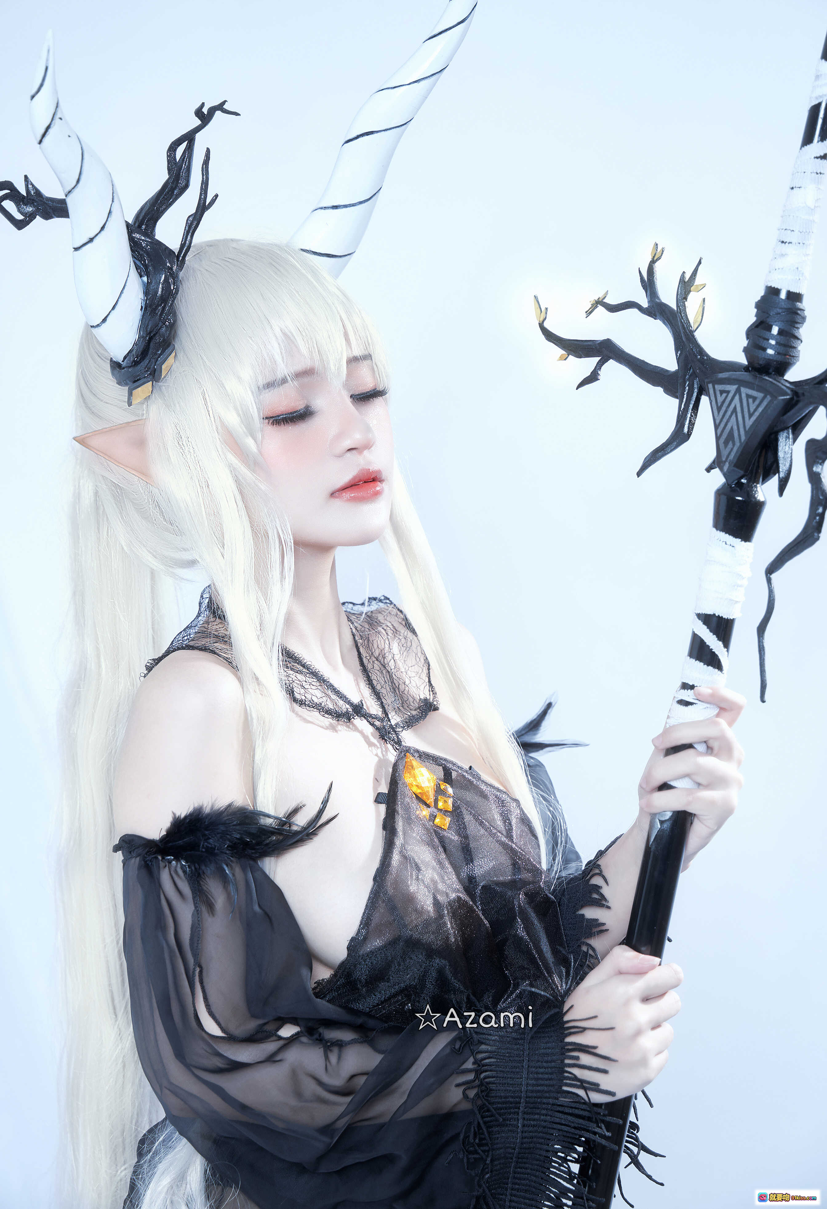 图片[8] - Azami NO.008 闪灵 Cosplay 精美写真 – 白发精灵耳 黑色蕾丝装 恶魔角 手持法杖 15P高清图集 - 就要吻