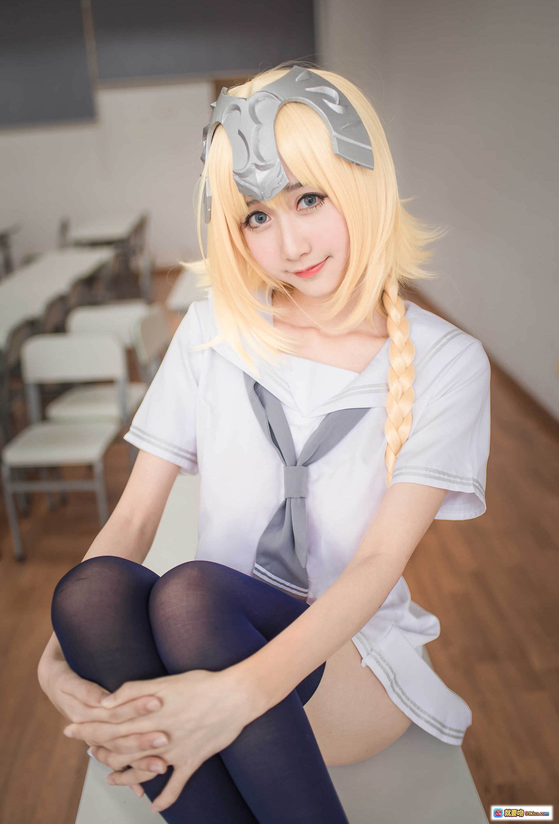 图片[3] - 木绵绵OwO NO.014 贞德（白）Cosplay写真 28P高清美图 蓝丝袜白裙金发少女 优雅坐姿室内拍摄 - 就要吻