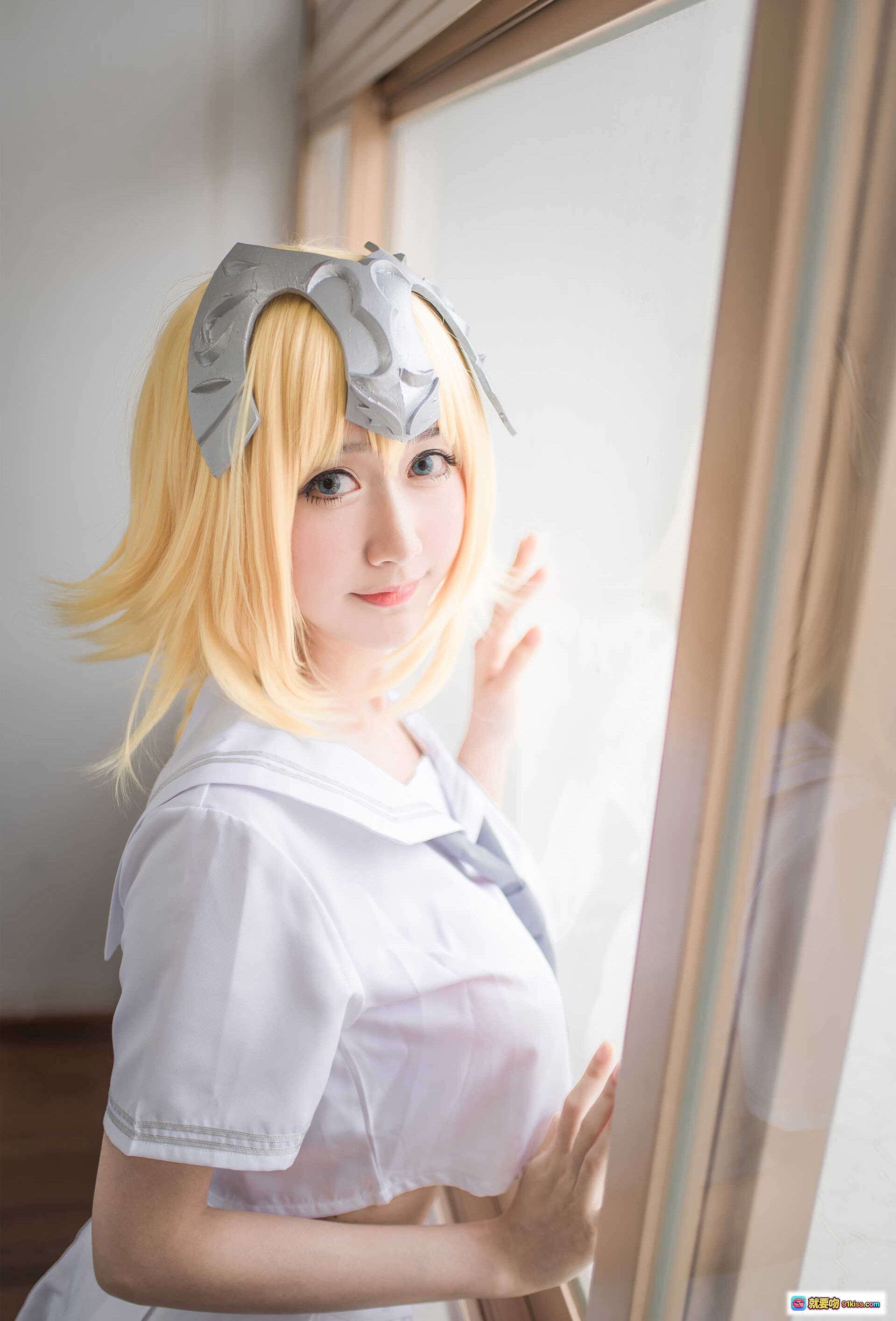 图片[2] - 木绵绵OwO NO.014 贞德（白）Cosplay写真 28P高清美图 蓝丝袜白裙金发少女 优雅坐姿室内拍摄 - 就要吻