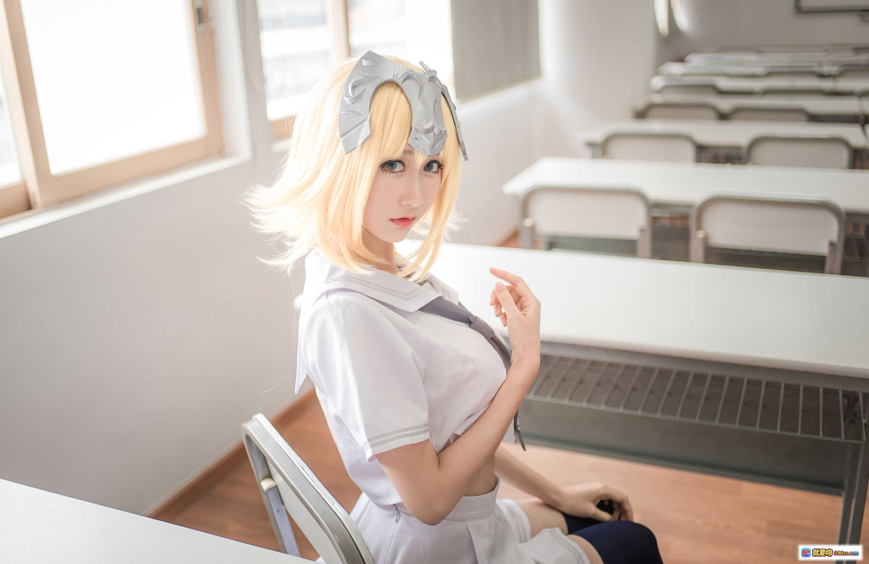 图片[5] - 木绵绵OwO NO.014 贞德（白）Cosplay写真 28P高清美图 蓝丝袜白裙金发少女 优雅坐姿室内拍摄 - 就要吻