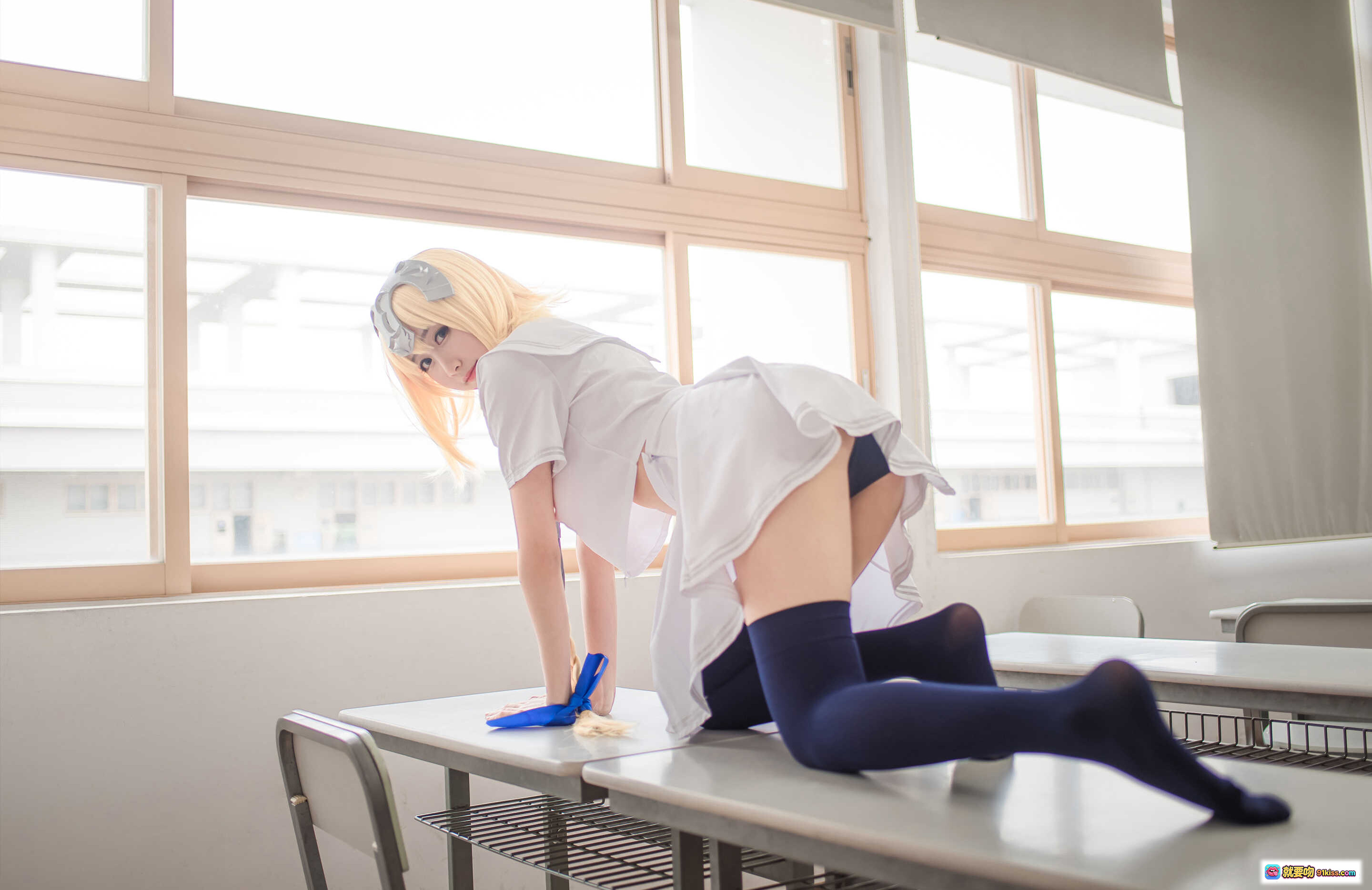 图片[8] - 木绵绵OwO NO.014 贞德（白）Cosplay写真 28P高清美图 蓝丝袜白裙金发少女 优雅坐姿室内拍摄 - 就要吻