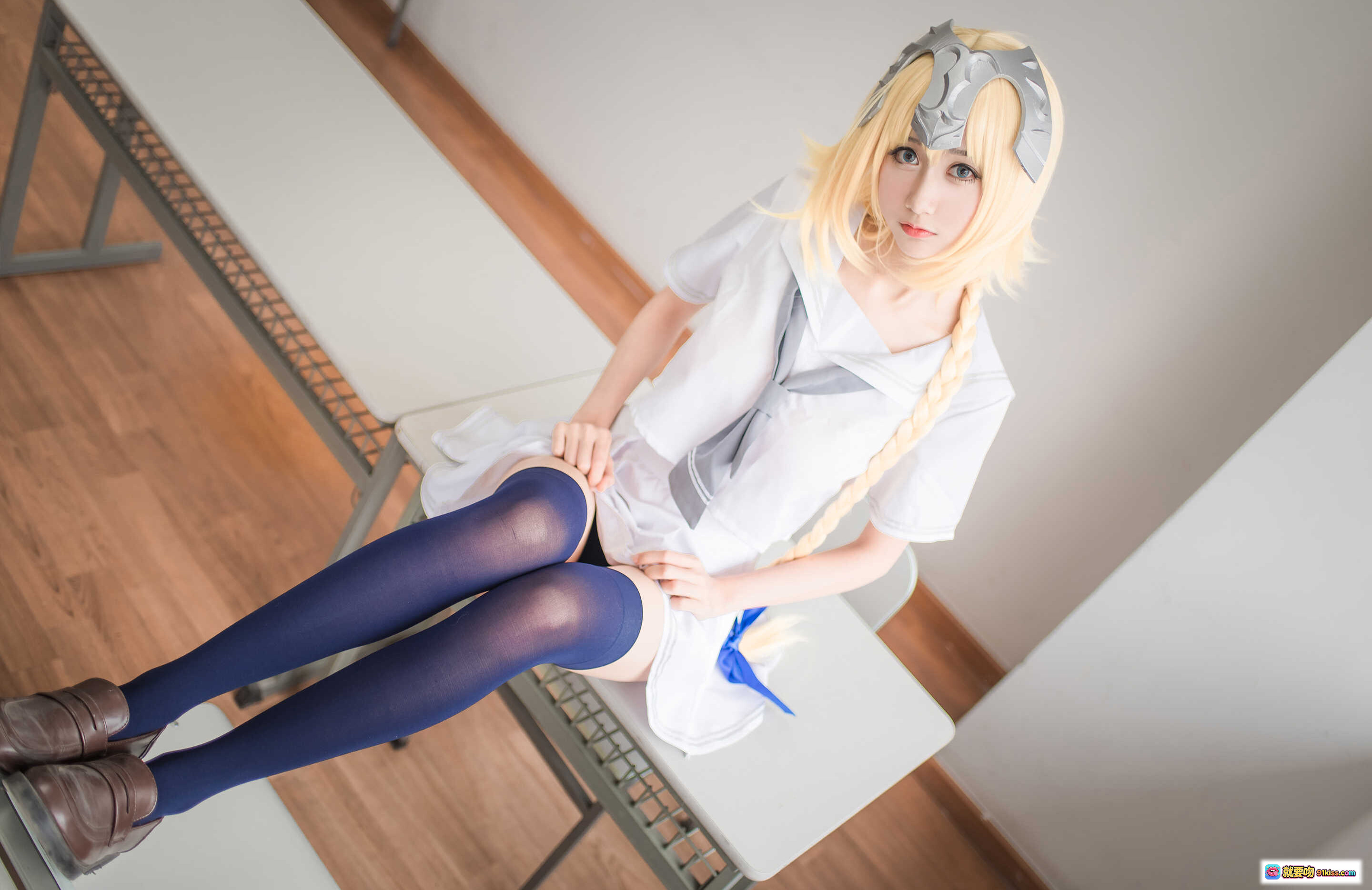 木绵绵OwO NO.014 贞德（白）Cosplay写真 28P高清美图 蓝丝袜白裙金发少女 优雅坐姿室内拍摄 - 就要吻