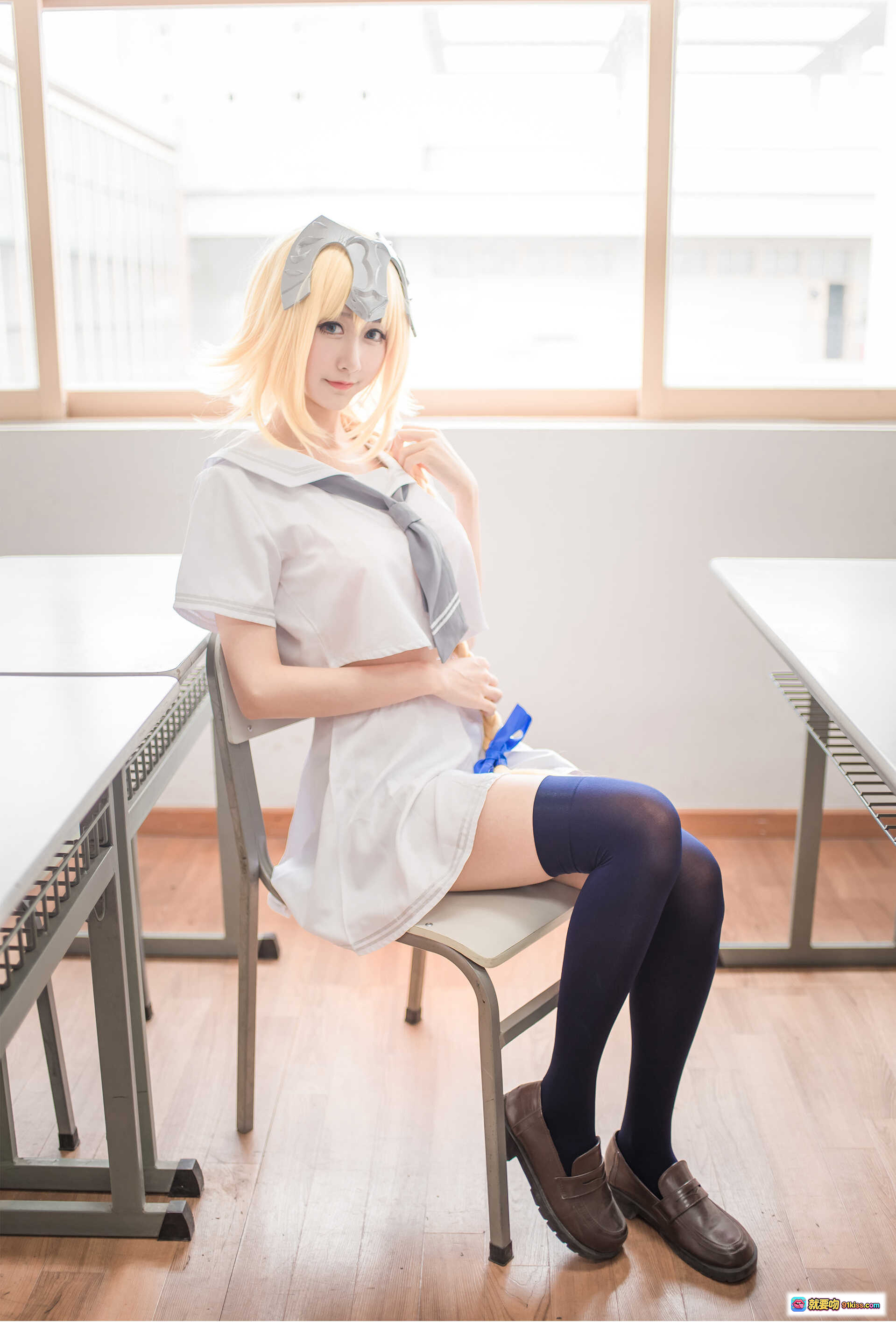 图片[10] - 木绵绵OwO NO.014 贞德（白）Cosplay写真 28P高清美图 蓝丝袜白裙金发少女 优雅坐姿室内拍摄 - 就要吻