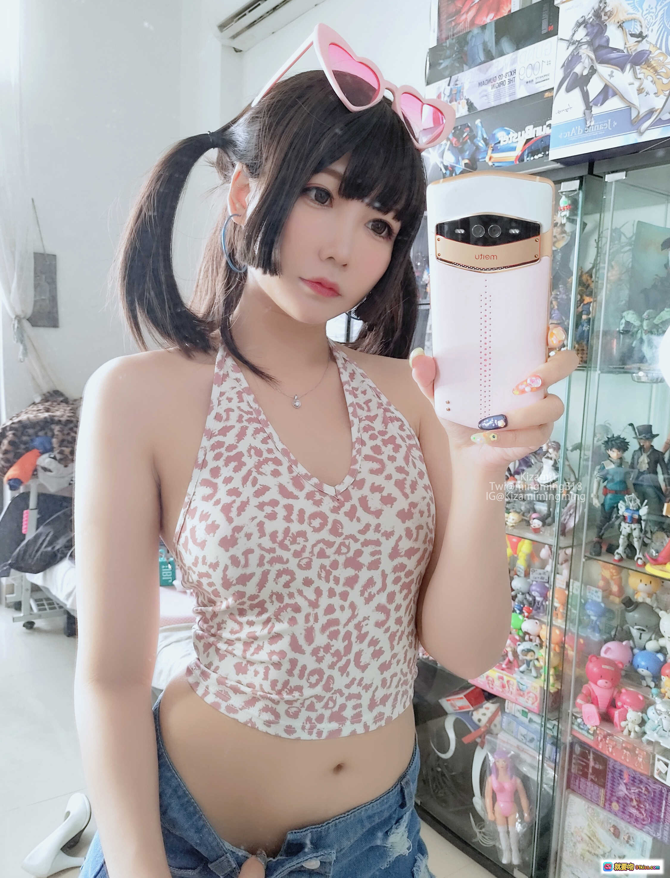 图片[6] - 铭铭Kizami NO.015 Fantia7月写真｜心形墨镜+露背豹纹上衣+拉链牛仔裤+动漫手办背景 - 就要吻