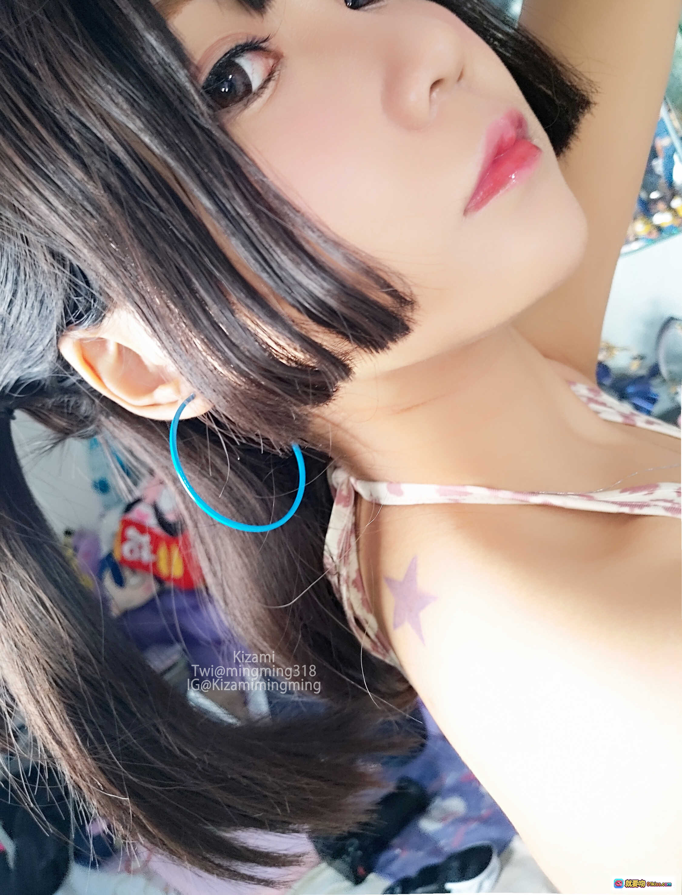 图片[9] - 铭铭Kizami NO.015 Fantia7月写真｜心形墨镜+露背豹纹上衣+拉链牛仔裤+动漫手办背景 - 就要吻