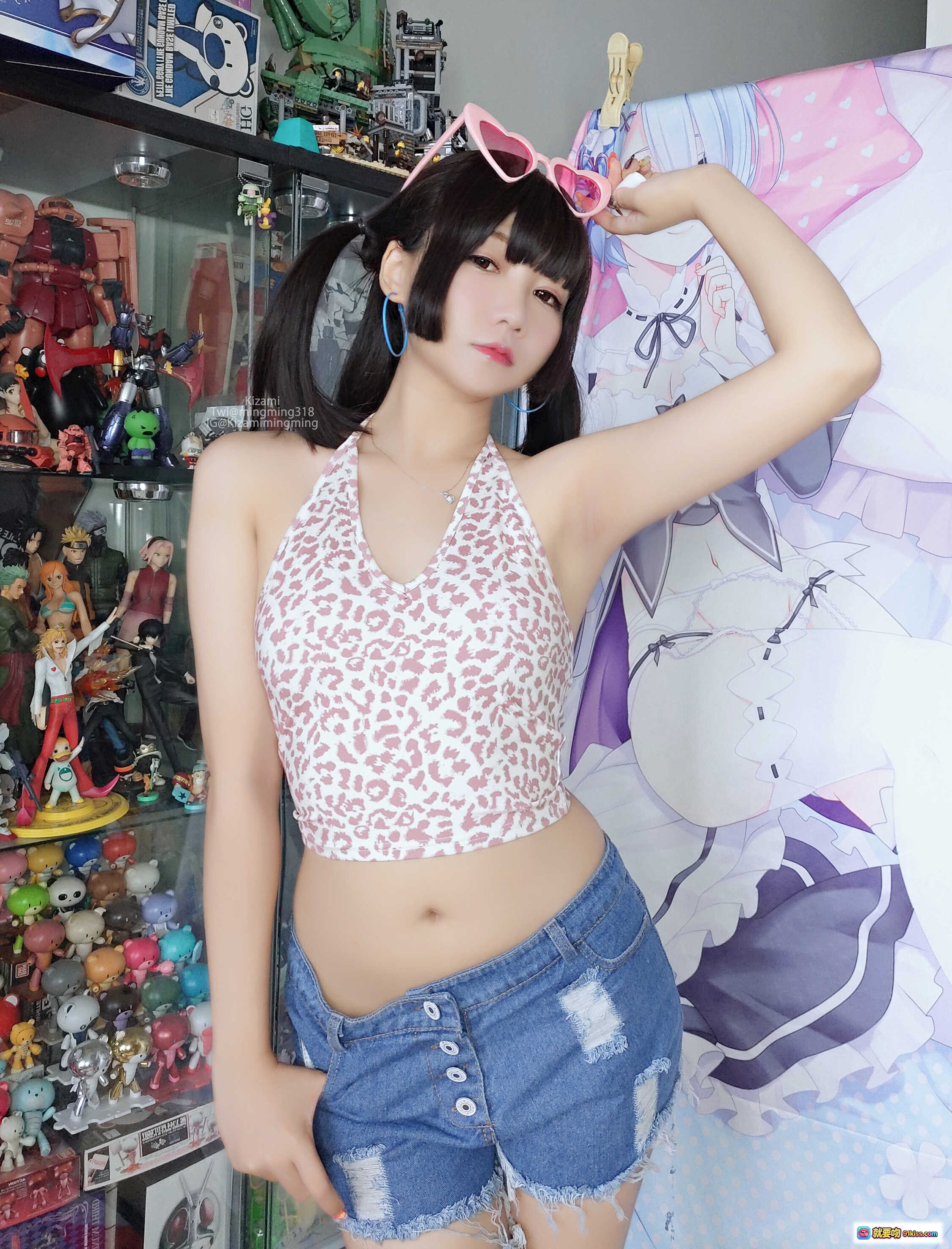 图片[7] - 铭铭Kizami NO.015 Fantia7月写真｜心形墨镜+露背豹纹上衣+拉链牛仔裤+动漫手办背景 - 就要吻