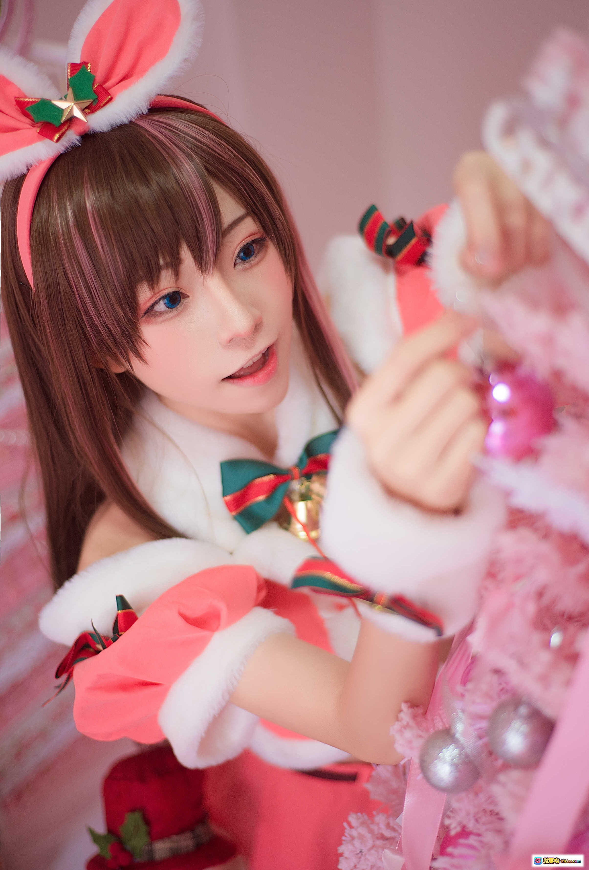 Kitaro绮太郎NO.034圣诞主题Cosplay写真 甜美兔耳粉红礼服 圣诞树装饰场景 20P高清美图 - 就要吻