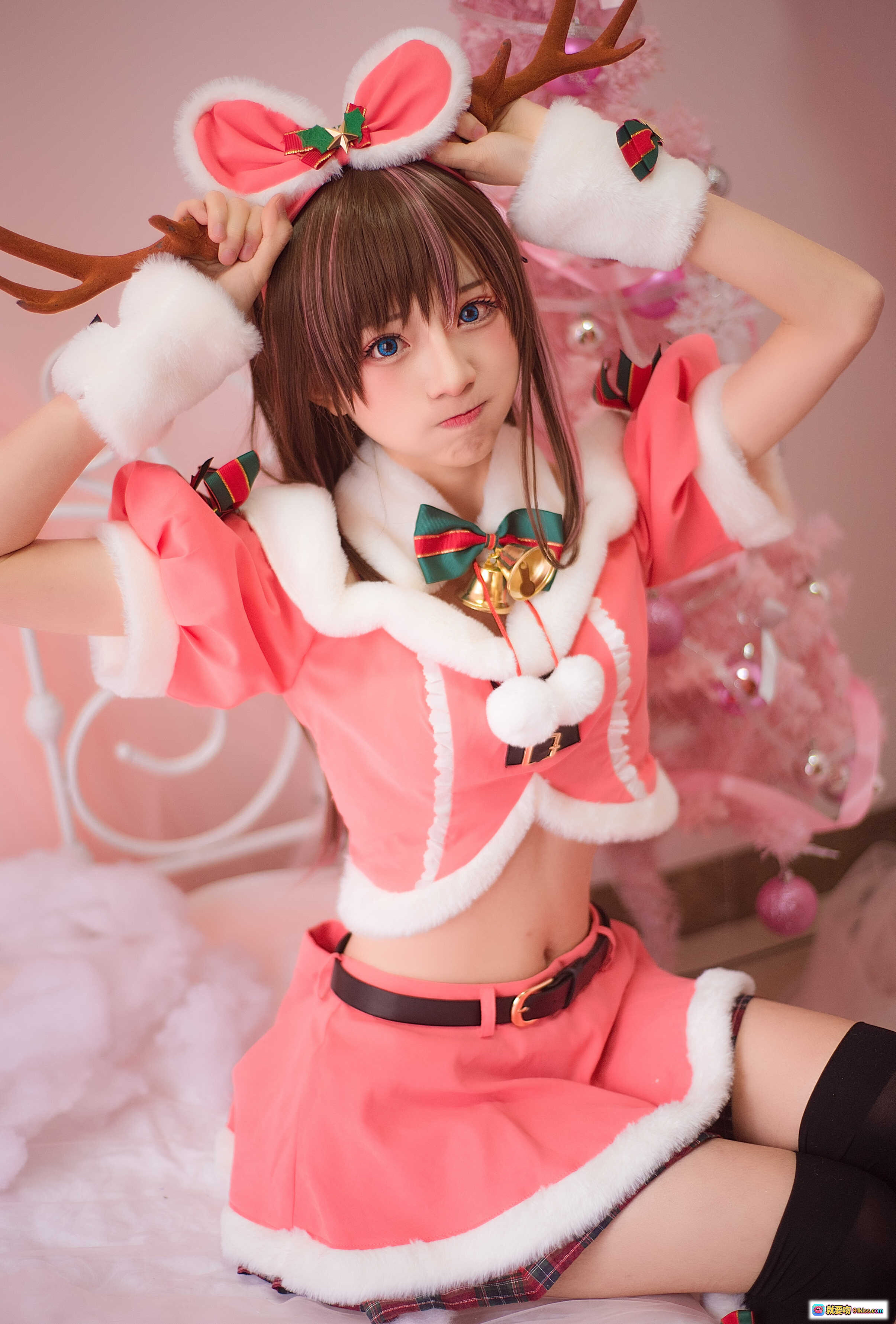 图片[5] - Kitaro绮太郎NO.034圣诞主题Cosplay写真 甜美兔耳粉红礼服 圣诞树装饰场景 20P高清美图 - 就要吻