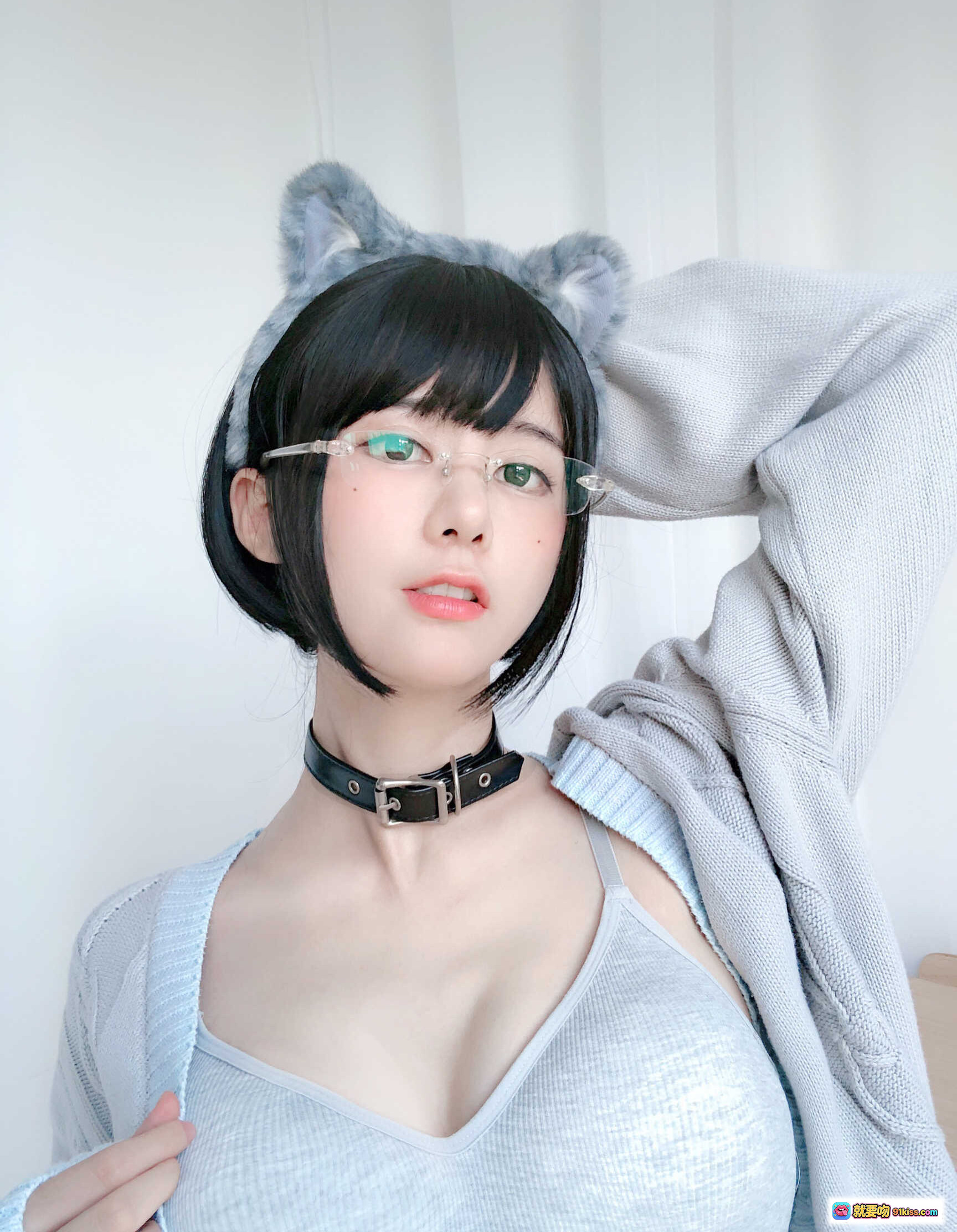 图片[1] - 眼酱大魔王w NO.014 黑丝OL猫耳写真 透明眼镜+皮项圈+浅灰针织衫 清新性感少女风 - 就要吻