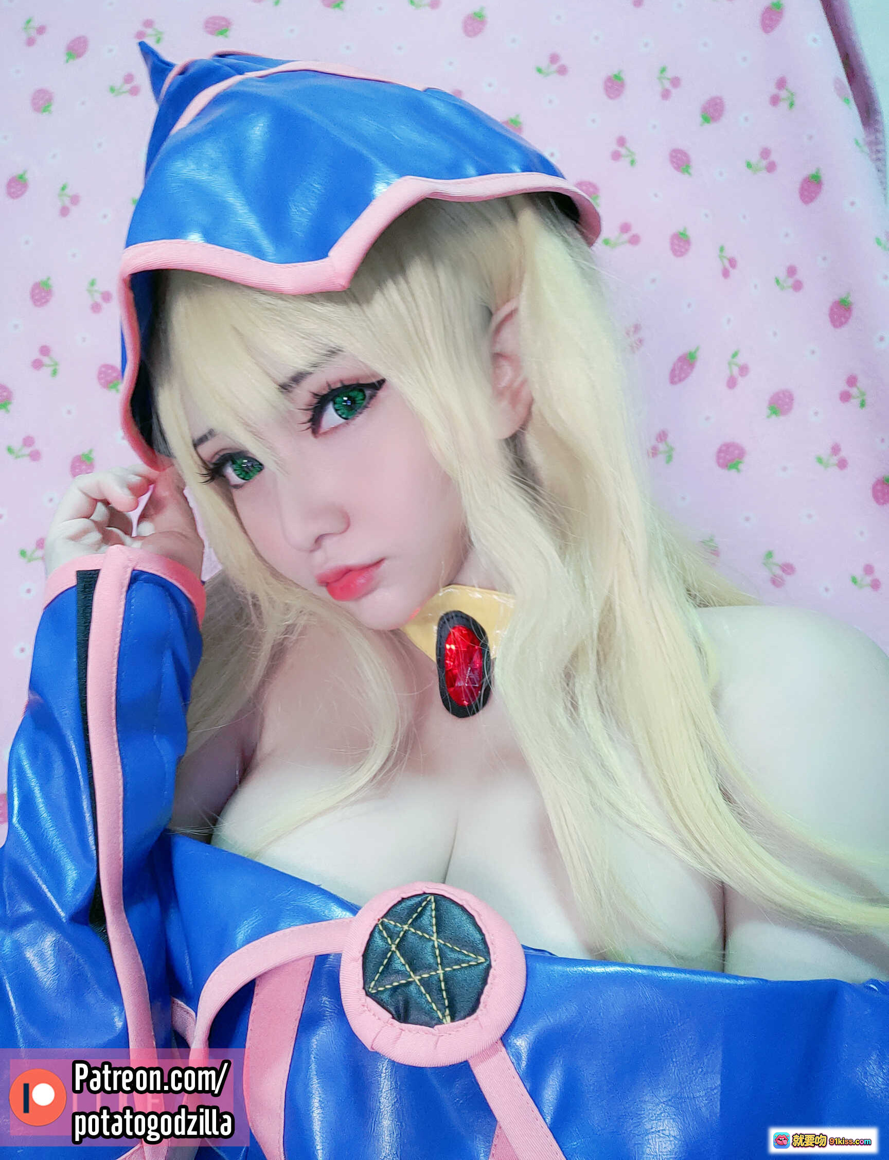 图片[3] - Potato Godzilla NO.008 黑魔导女孩Cosplay 30P高清写真 蓝粉魔法帽+露肩装+红宝石颈饰 二次元动漫角色扮演 粉色草莓背景床拍 - 就要吻