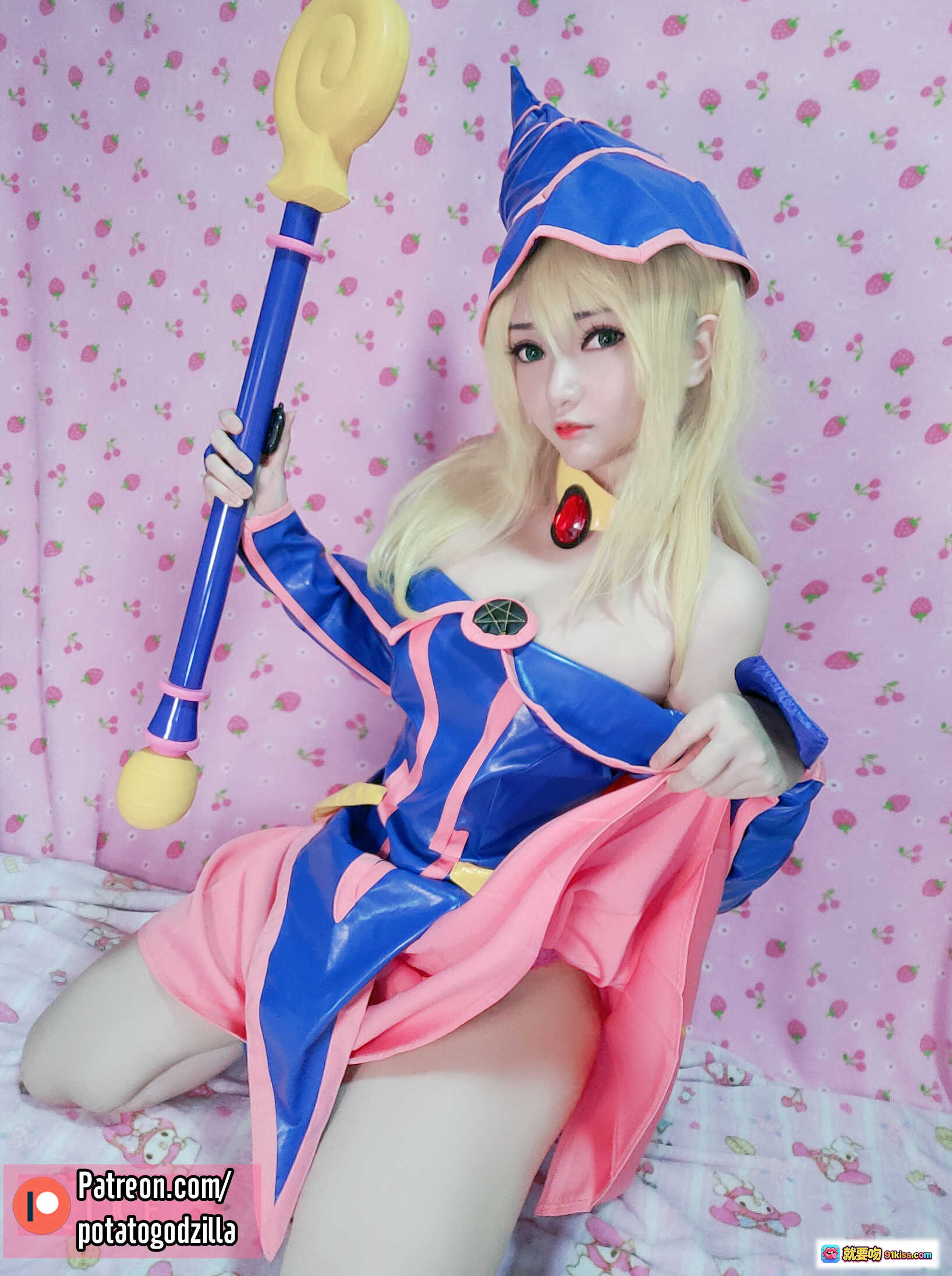 图片[2] - Potato Godzilla NO.008 黑魔导女孩Cosplay 30P高清写真 蓝粉魔法帽+露肩装+红宝石颈饰 二次元动漫角色扮演 粉色草莓背景床拍 - 就要吻