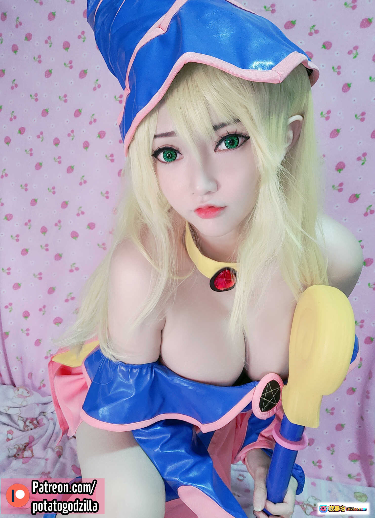 图片[7] - Potato Godzilla NO.008 黑魔导女孩Cosplay 30P高清写真 蓝粉魔法帽+露肩装+红宝石颈饰 二次元动漫角色扮演 粉色草莓背景床拍 - 就要吻