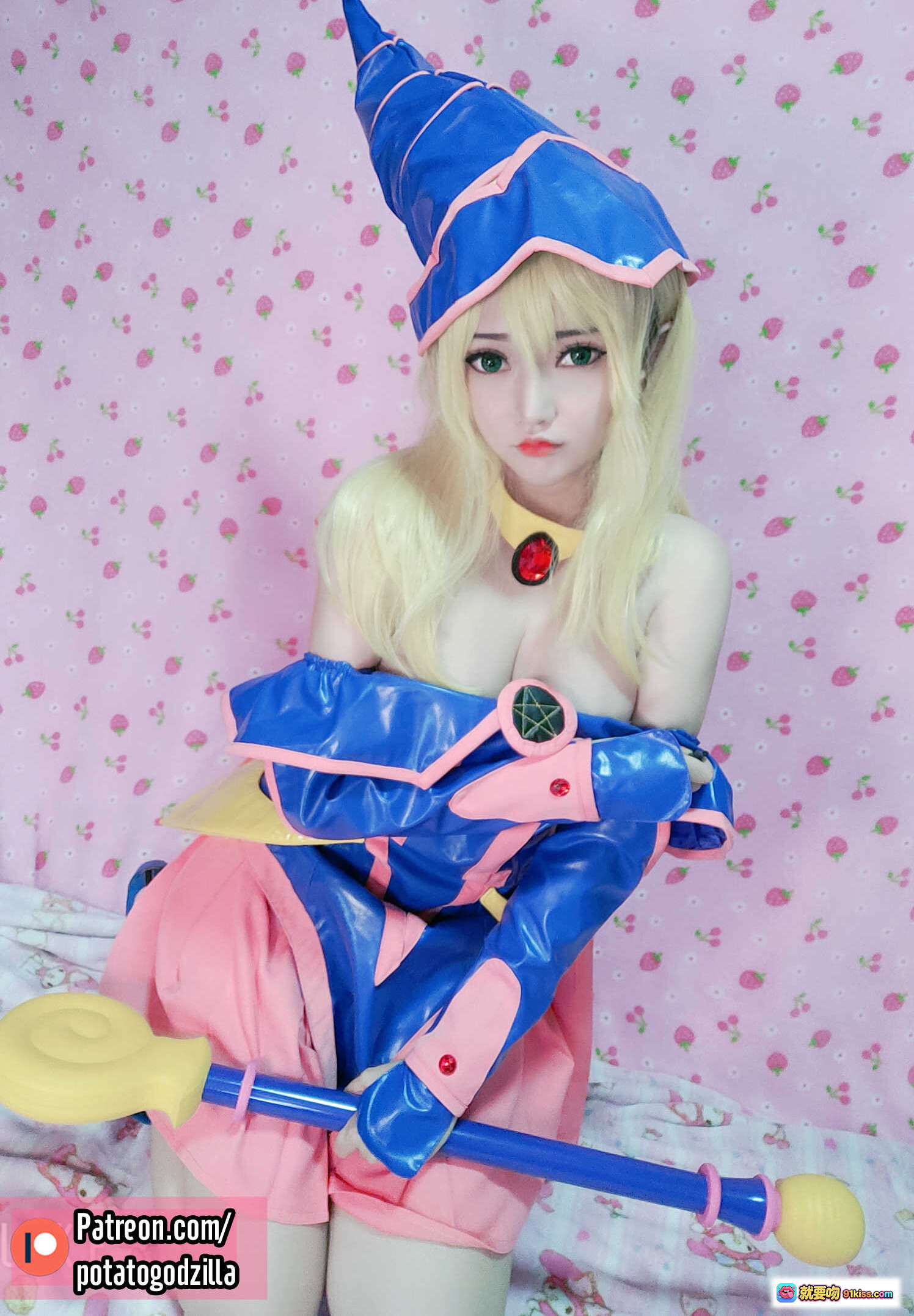 图片[5] - Potato Godzilla NO.008 黑魔导女孩Cosplay 30P高清写真 蓝粉魔法帽+露肩装+红宝石颈饰 二次元动漫角色扮演 粉色草莓背景床拍 - 就要吻