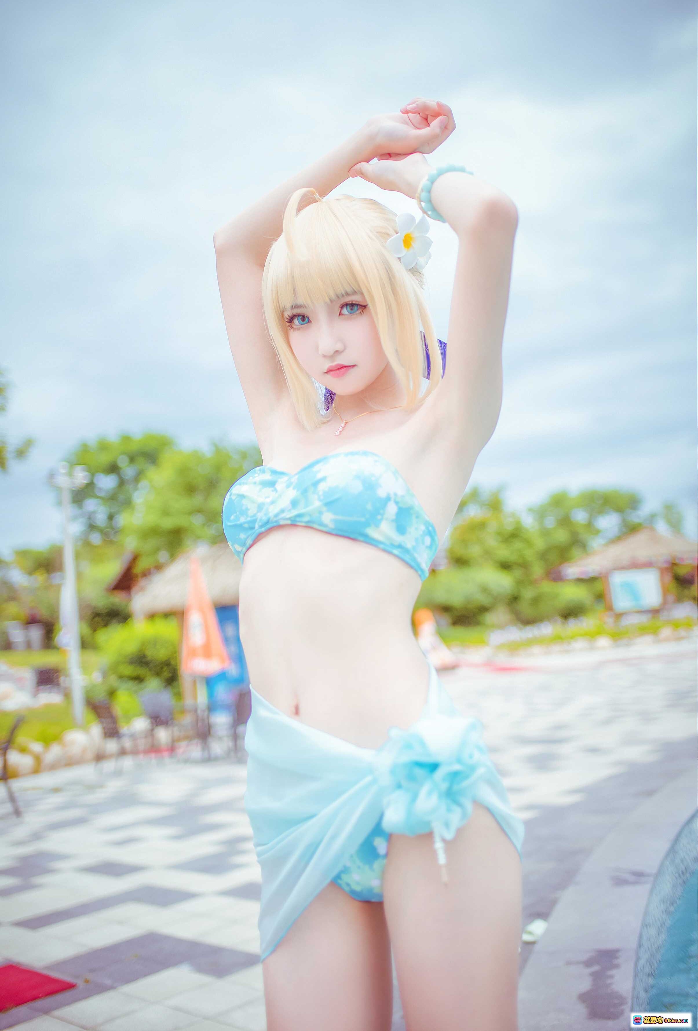图片[6] - 阿尔托莉雅泳装cosplay海边写真｜蓝白比基尼搭配短裙｜金发少女沙滩美拍 - 就要吻