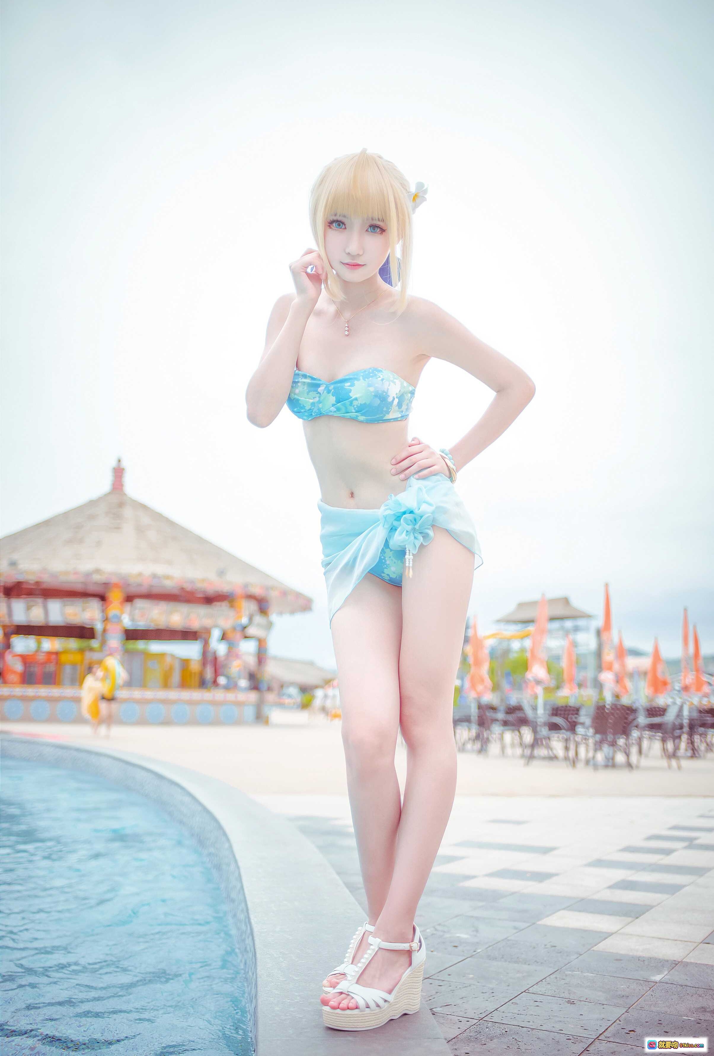 图片[8] - 阿尔托莉雅泳装cosplay海边写真｜蓝白比基尼搭配短裙｜金发少女沙滩美拍 - 就要吻