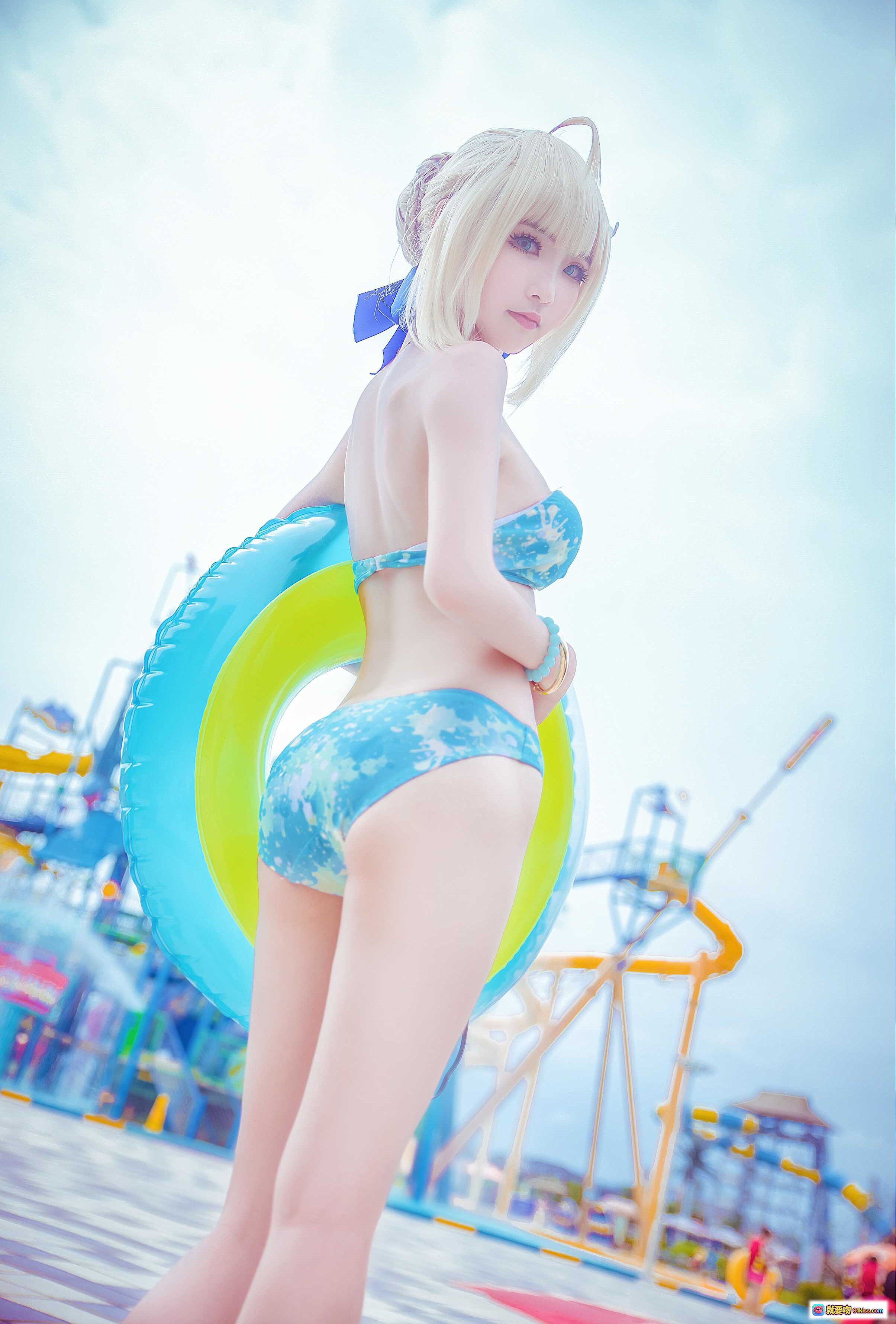 图片[10] - 阿尔托莉雅泳装cosplay海边写真｜蓝白比基尼搭配短裙｜金发少女沙滩美拍 - 就要吻