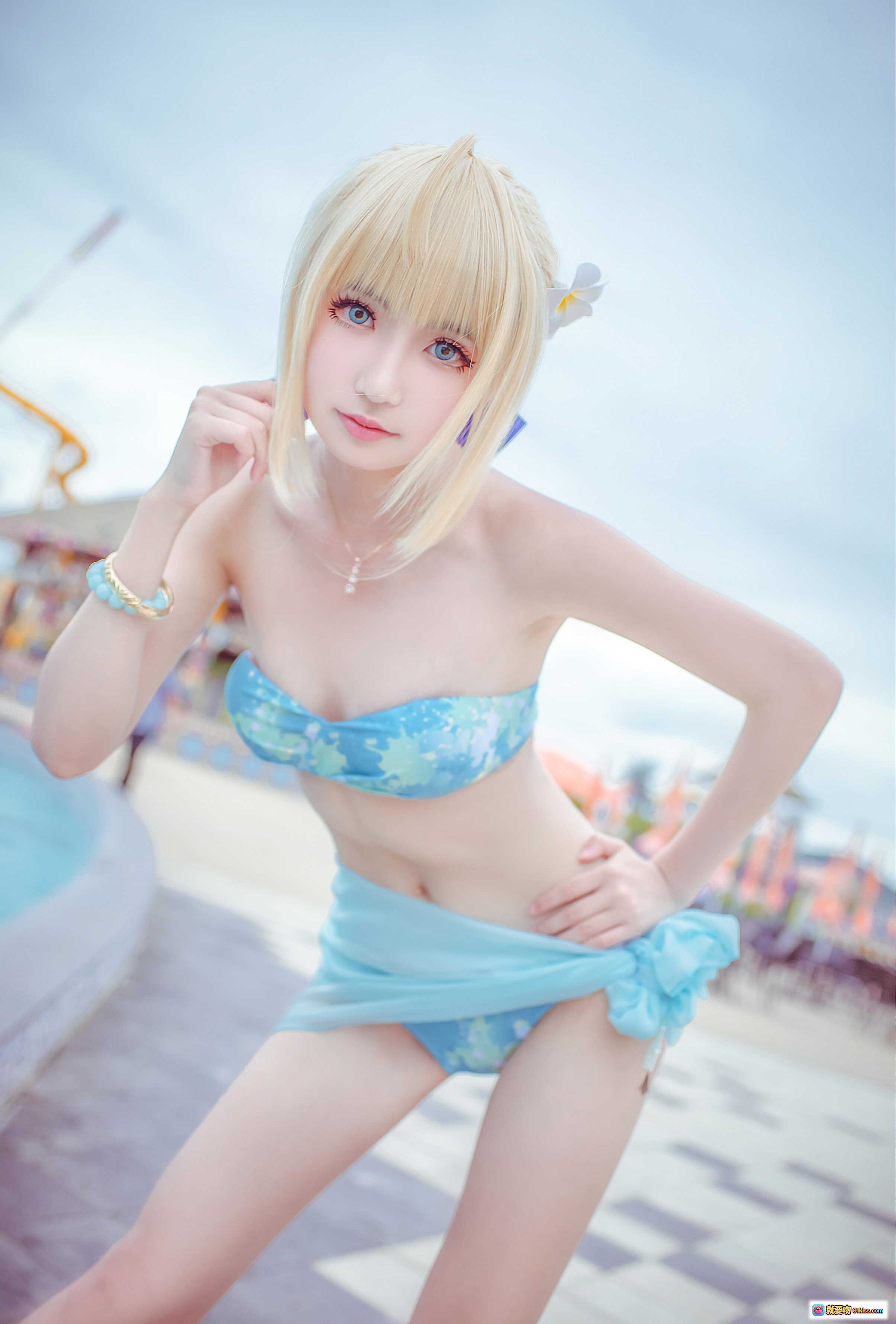 图片[7] - 阿尔托莉雅泳装cosplay海边写真｜蓝白比基尼搭配短裙｜金发少女沙滩美拍 - 就要吻
