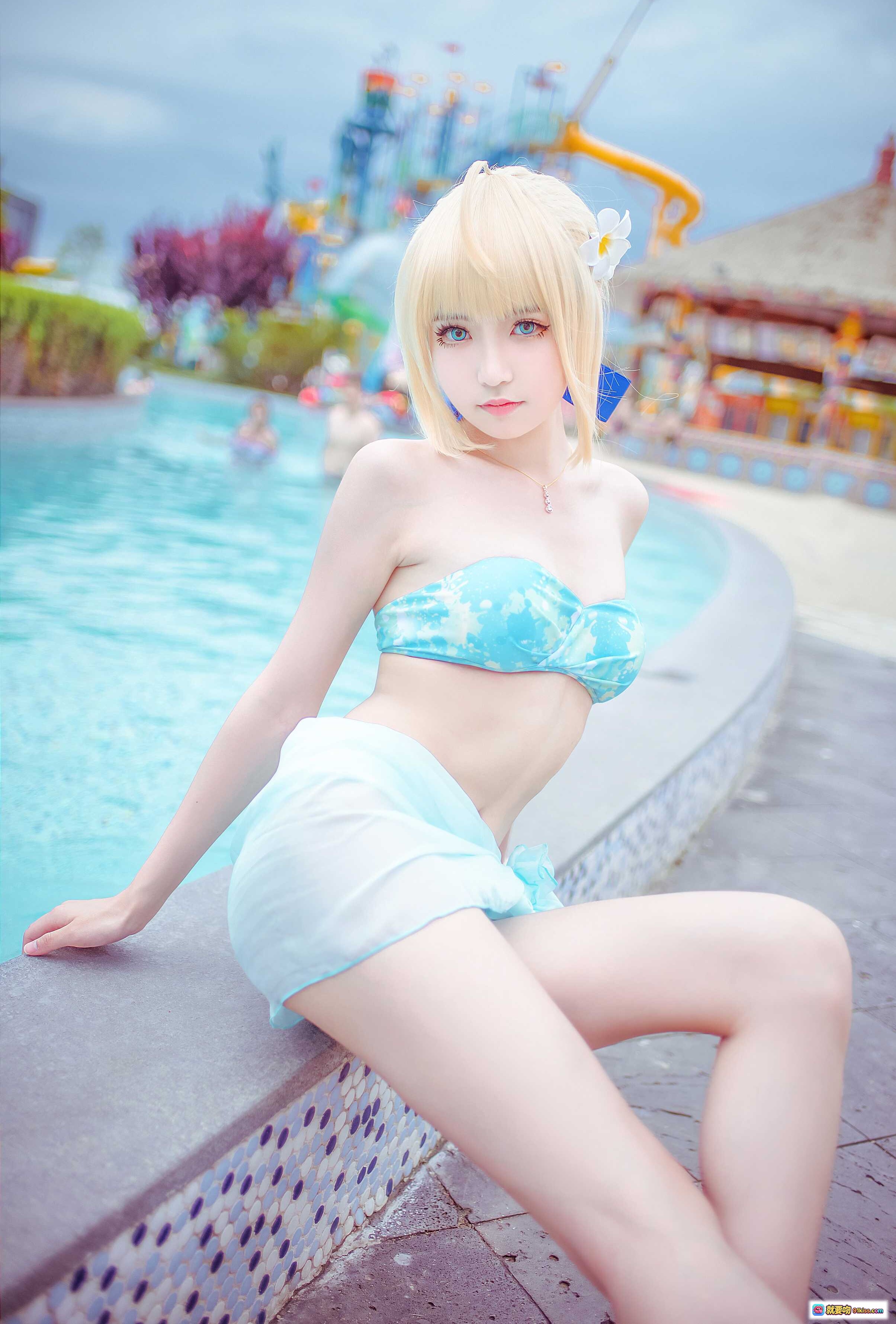 图片[5] - 阿尔托莉雅泳装cosplay海边写真｜蓝白比基尼搭配短裙｜金发少女沙滩美拍 - 就要吻