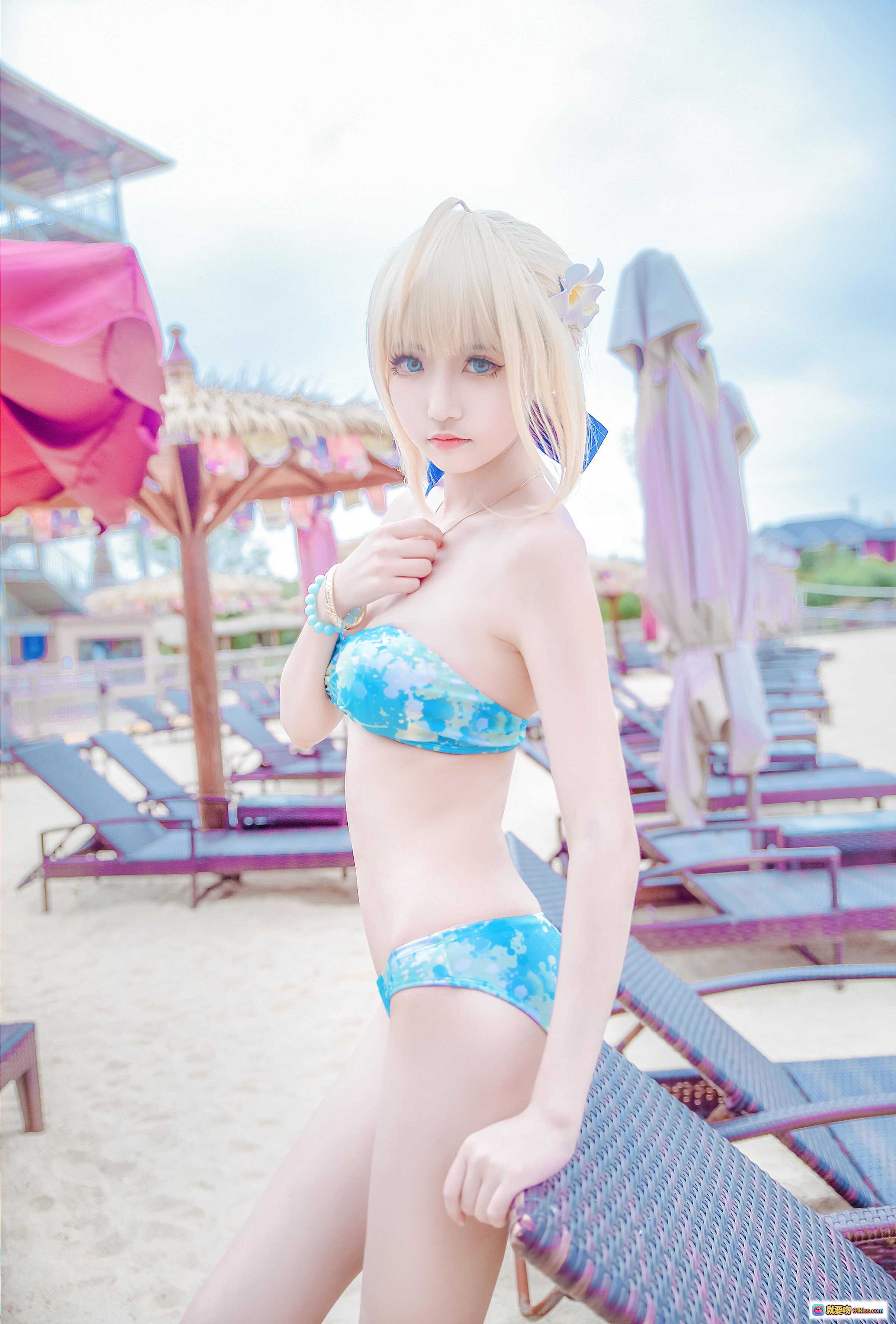 图片[4] - 阿尔托莉雅泳装cosplay海边写真｜蓝白比基尼搭配短裙｜金发少女沙滩美拍 - 就要吻