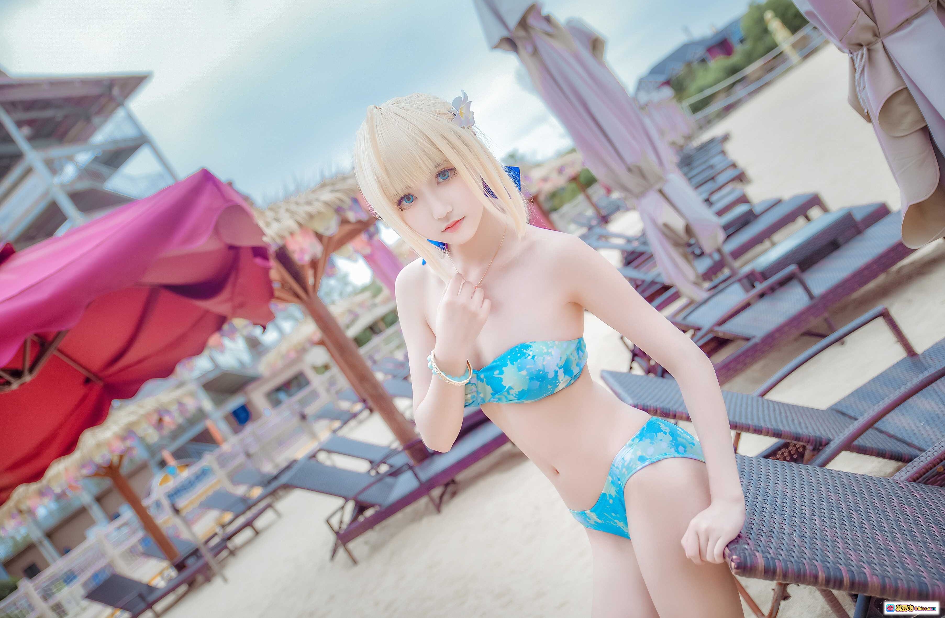 图片[3] - 阿尔托莉雅泳装cosplay海边写真｜蓝白比基尼搭配短裙｜金发少女沙滩美拍 - 就要吻