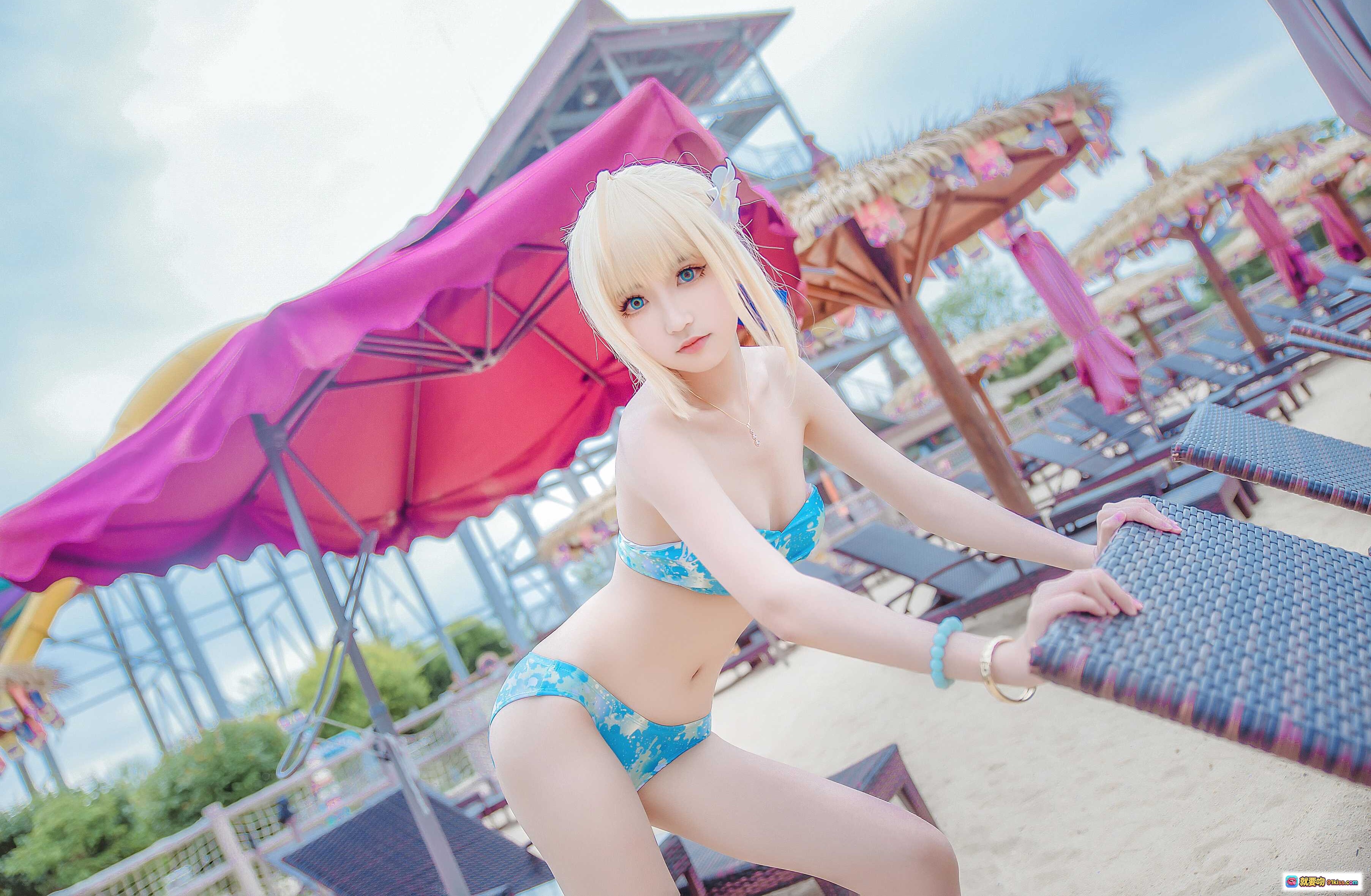 图片[9] - 阿尔托莉雅泳装cosplay海边写真｜蓝白比基尼搭配短裙｜金发少女沙滩美拍 - 就要吻