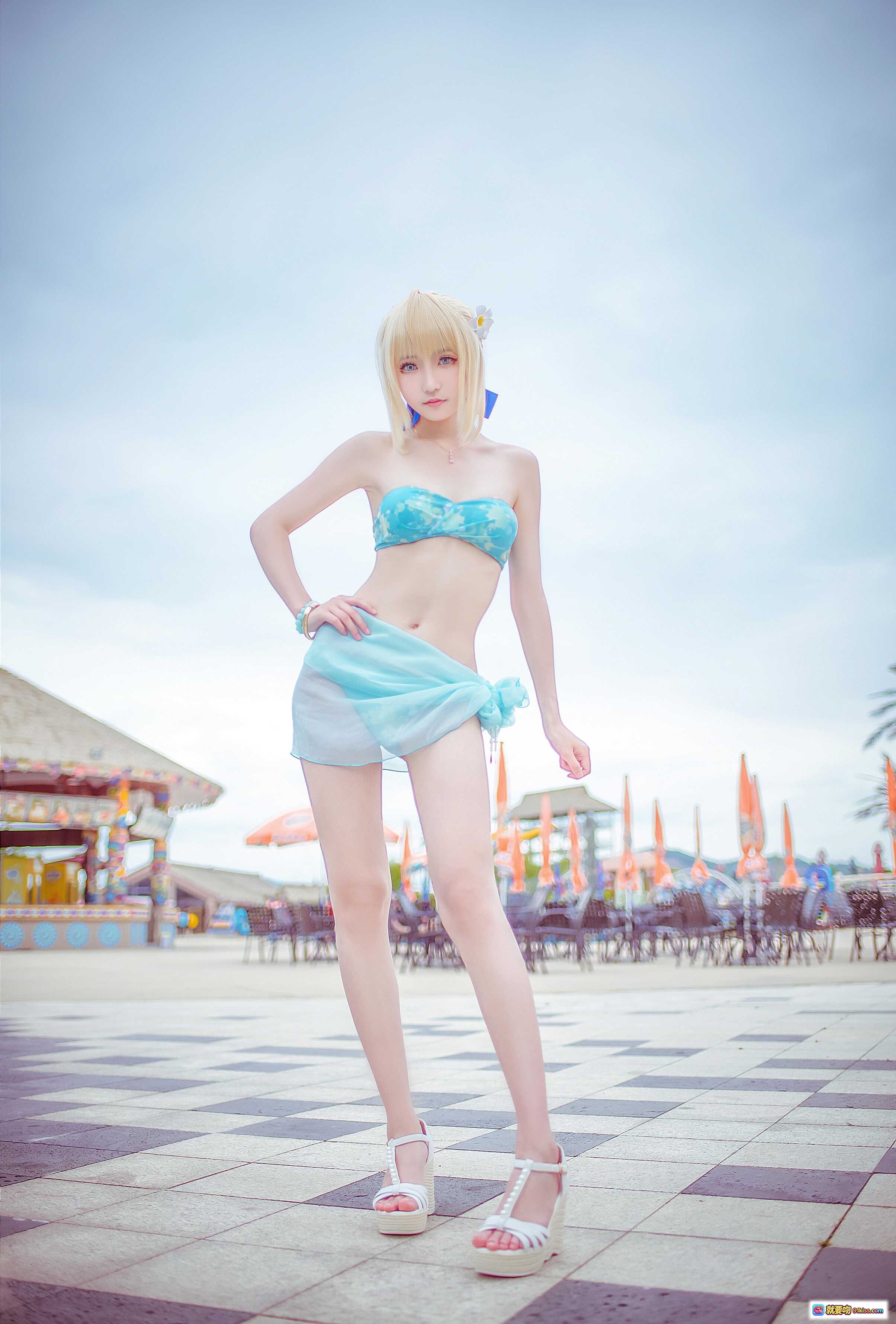 阿尔托莉雅泳装cosplay海边写真｜蓝白比基尼搭配短裙｜金发少女沙滩美拍 - 就要吻