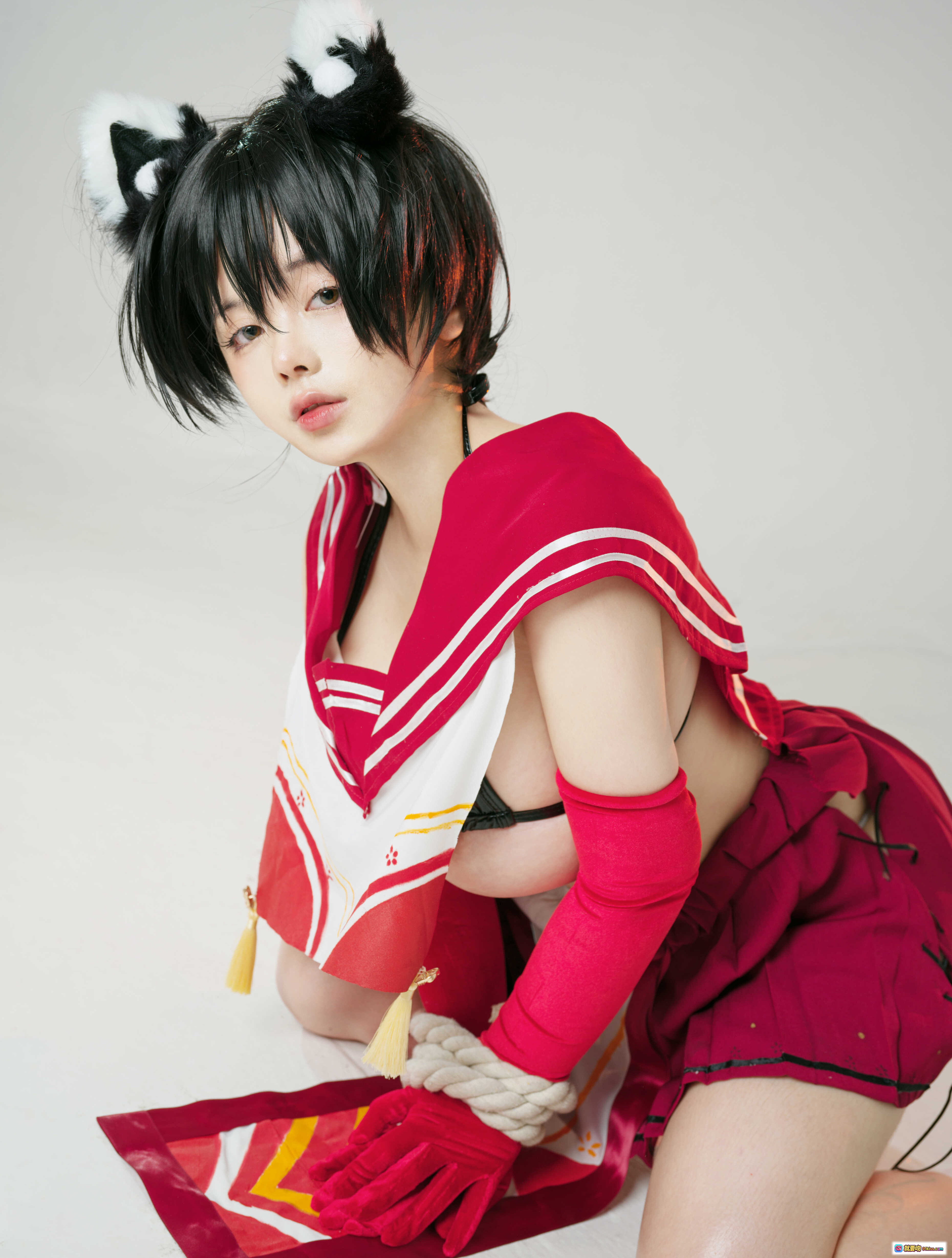 图片[5] - NinJa阿寨寨NO.009椿Cosplay写真｜红白猫耳女仆装｜性感露脐造型｜精致刺绣细节｜34P高清图集 - 就要吻