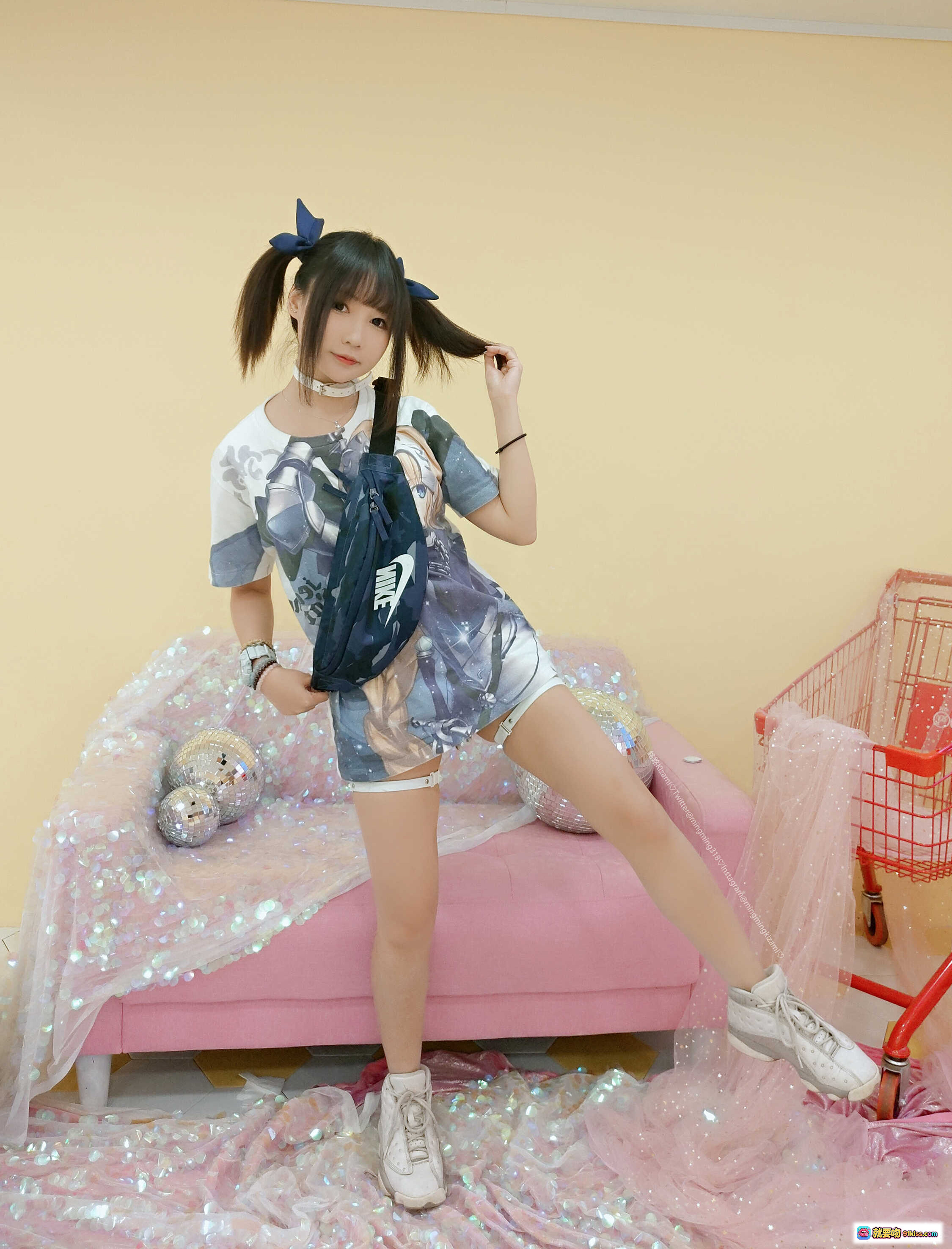 铭铭Kizami Vol.006 自拍写真｜双马尾少女穿搭｜Nike腰包时尚造型｜粉色梦幻场景｜54P高清图集 - 就要吻