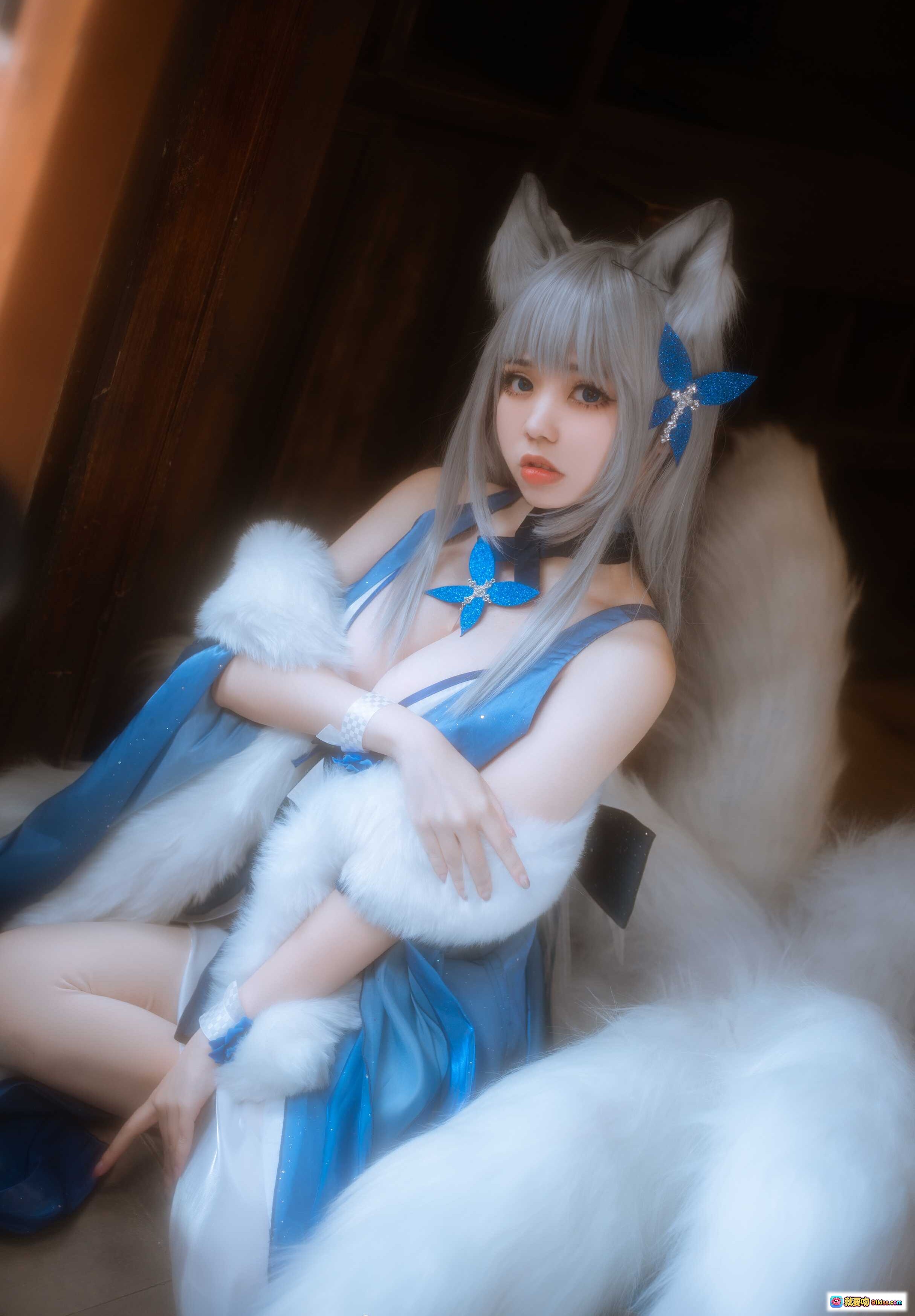 图片[4] - 啊日日_Ganlory NO.006 信浓 Cosplay 狐耳九尾 白发蓝裙 古风庭院写真 19P高清美图 - 就要吻