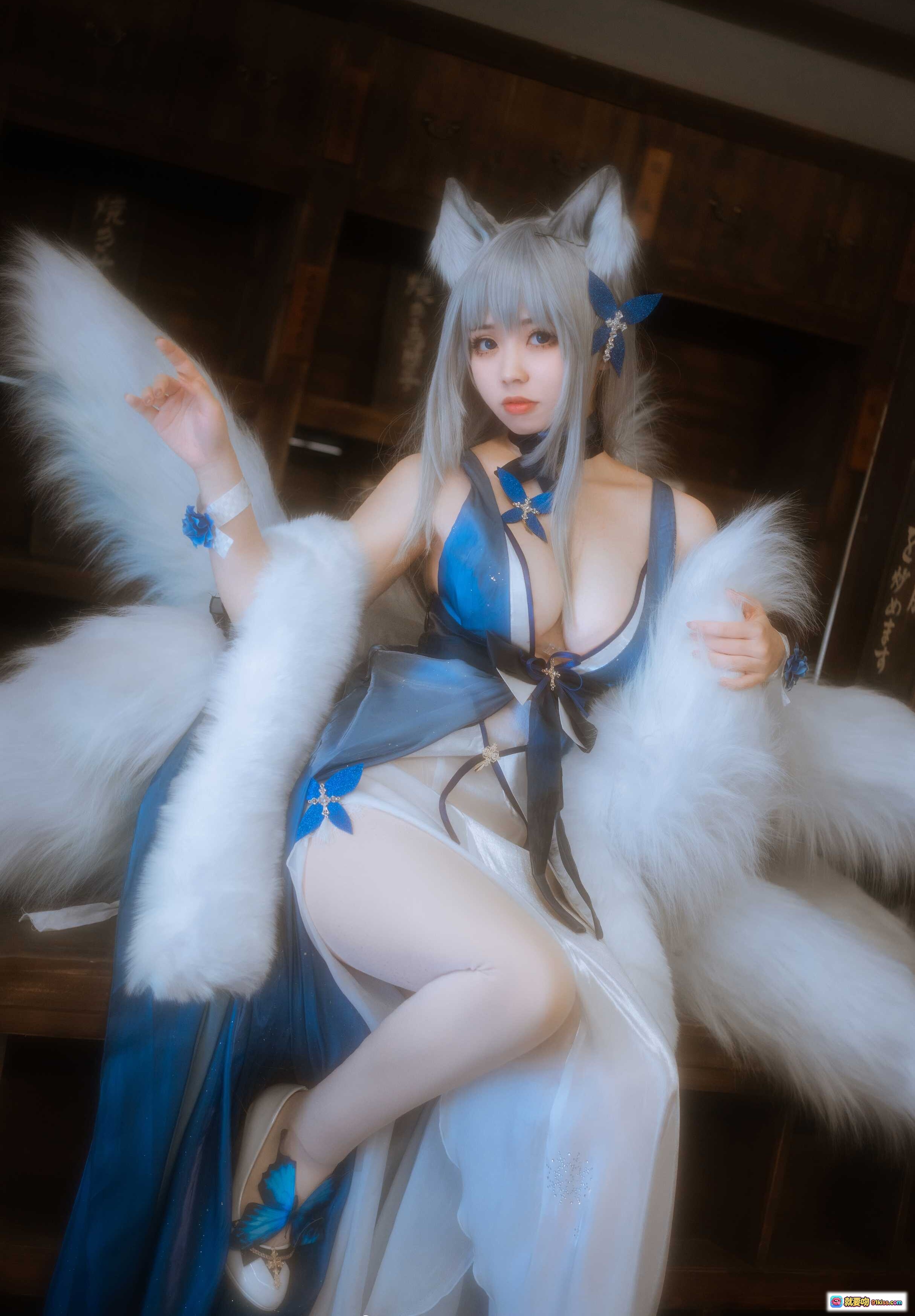 图片[2] - 啊日日_Ganlory NO.006 信浓 Cosplay 狐耳九尾 白发蓝裙 古风庭院写真 19P高清美图 - 就要吻