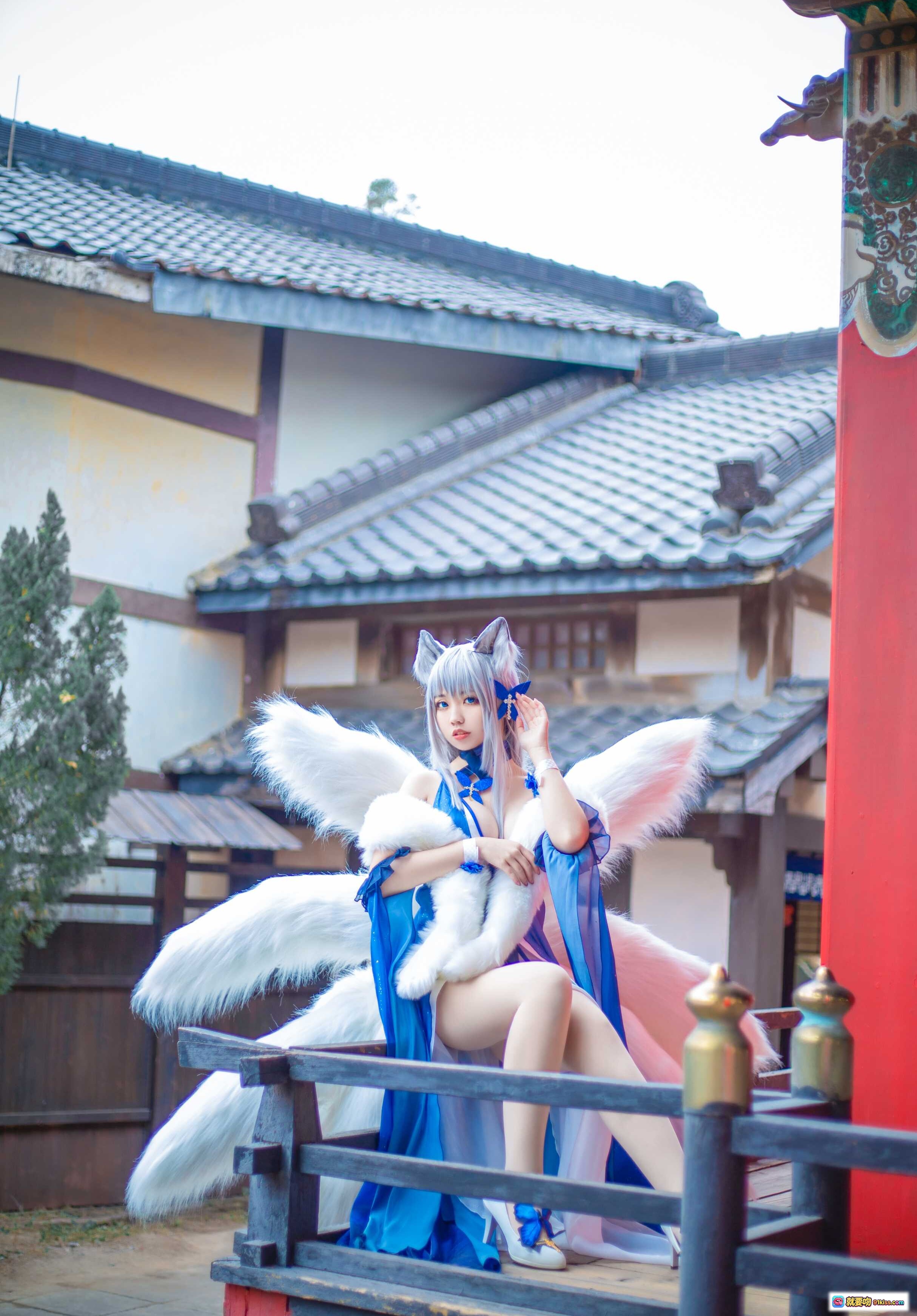 图片[1] - 啊日日_Ganlory NO.006 信浓 Cosplay 狐耳九尾 白发蓝裙 古风庭院写真 19P高清美图 - 就要吻