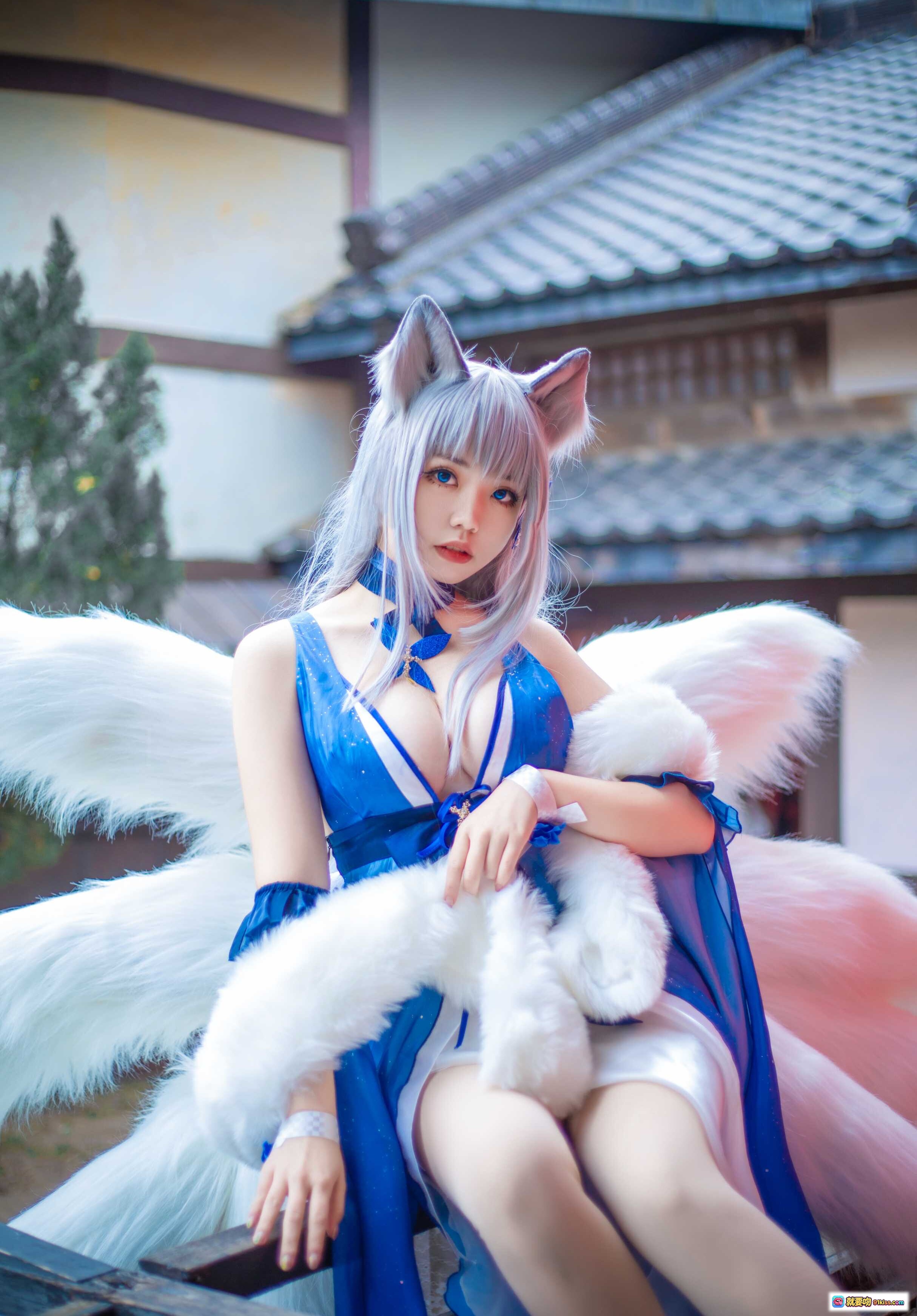 图片[10] - 啊日日_Ganlory NO.006 信浓 Cosplay 狐耳九尾 白发蓝裙 古风庭院写真 19P高清美图 - 就要吻