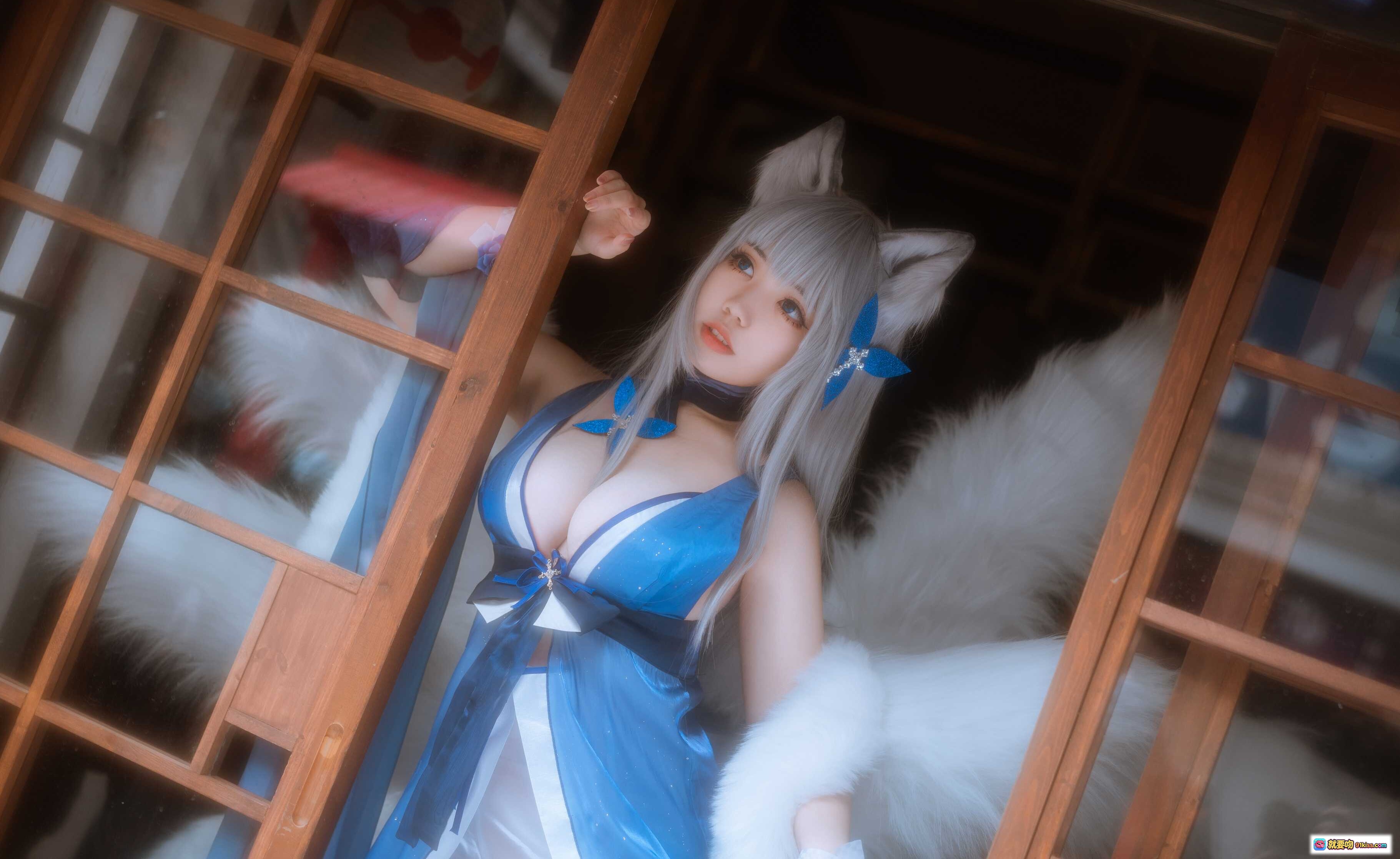 图片[9] - 啊日日_Ganlory NO.006 信浓 Cosplay 狐耳九尾 白发蓝裙 古风庭院写真 19P高清美图 - 就要吻